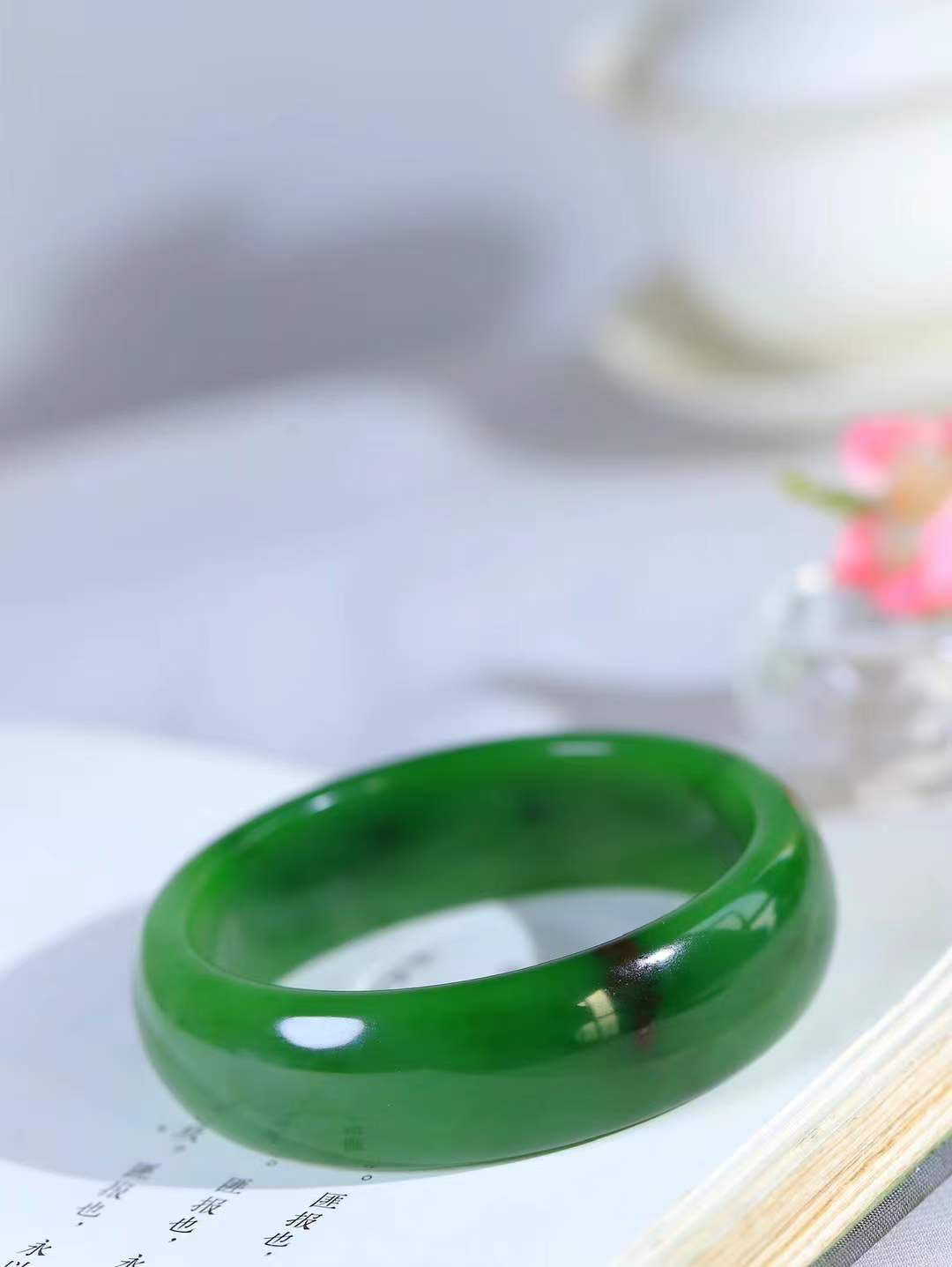 （碧色荡漾.手镯）

精品和田玉碧玉手镯，灼灼其华想像靓妆淡伫 ，腕间绿意跳脱冰壶莹，坐间静对，姑