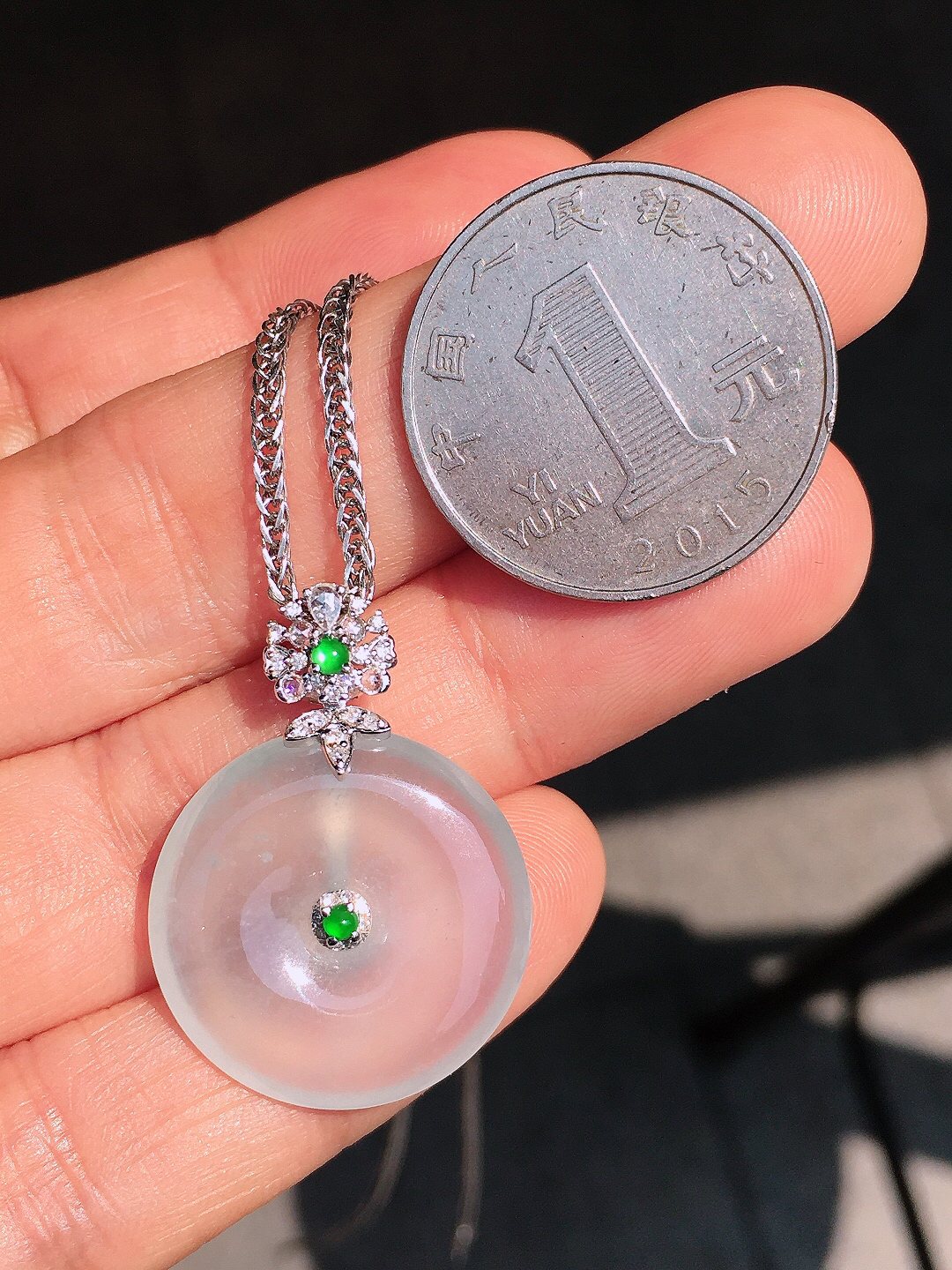 冰种平安扣吊坠，玉质细腻，荧光感超
强，饱满圆润，尽显优雅气质，18k
金豪华镶嵌