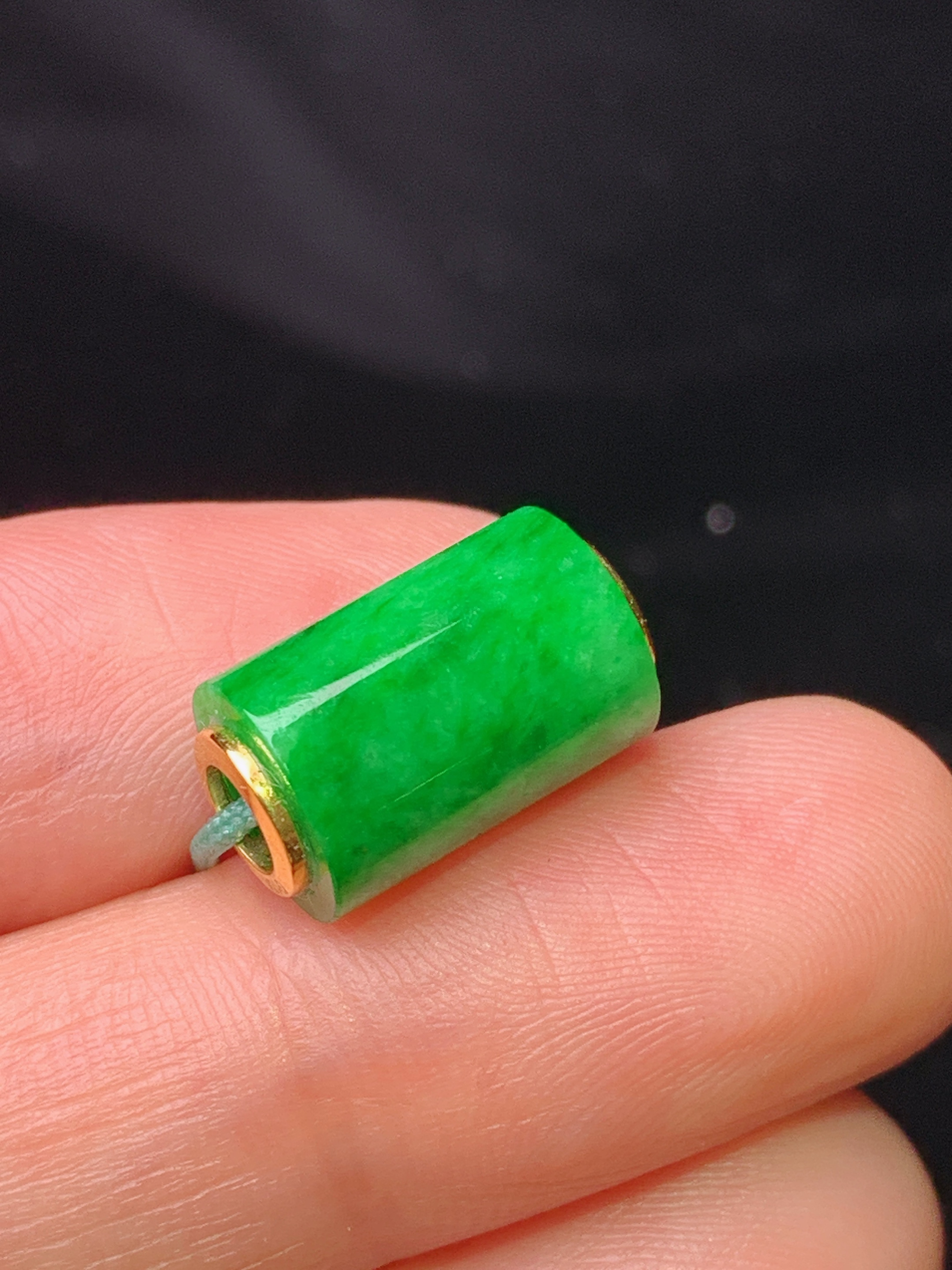 18k金镶嵌翠绿路路通吊坠 玉质细腻 色泽艳丽清新 水润亮眼 整体尺寸12.5*12.5*8.5