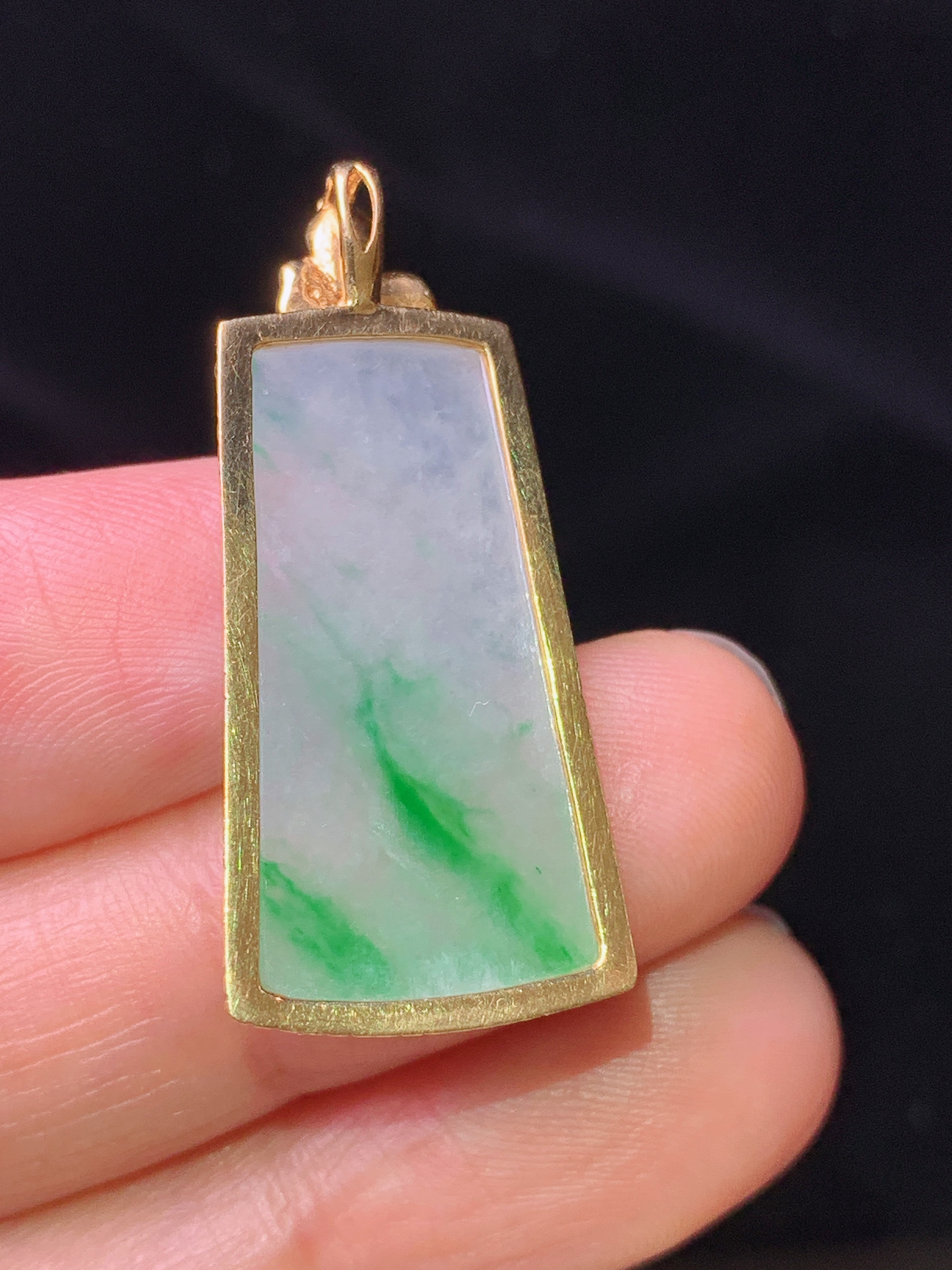 18k金钻镶嵌飘绿无事牌吊坠 玉质细腻 色泽艳丽 整体尺寸33.3*15.3*3.2j1