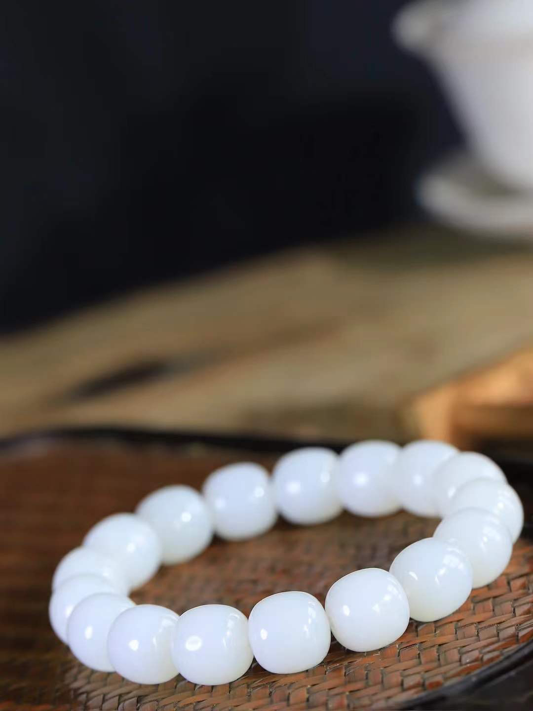 （老型珠.手串）

货头精选  和田玉白玉老型珠手串，玉质细腻油润 饱满光滑 质朴无华，悠远简单，人心境界远，百世修炼深，心灵常驻善意持，觉悟人生百世修  重59.2克    尺寸取一12.6-12.6mm    10381268T