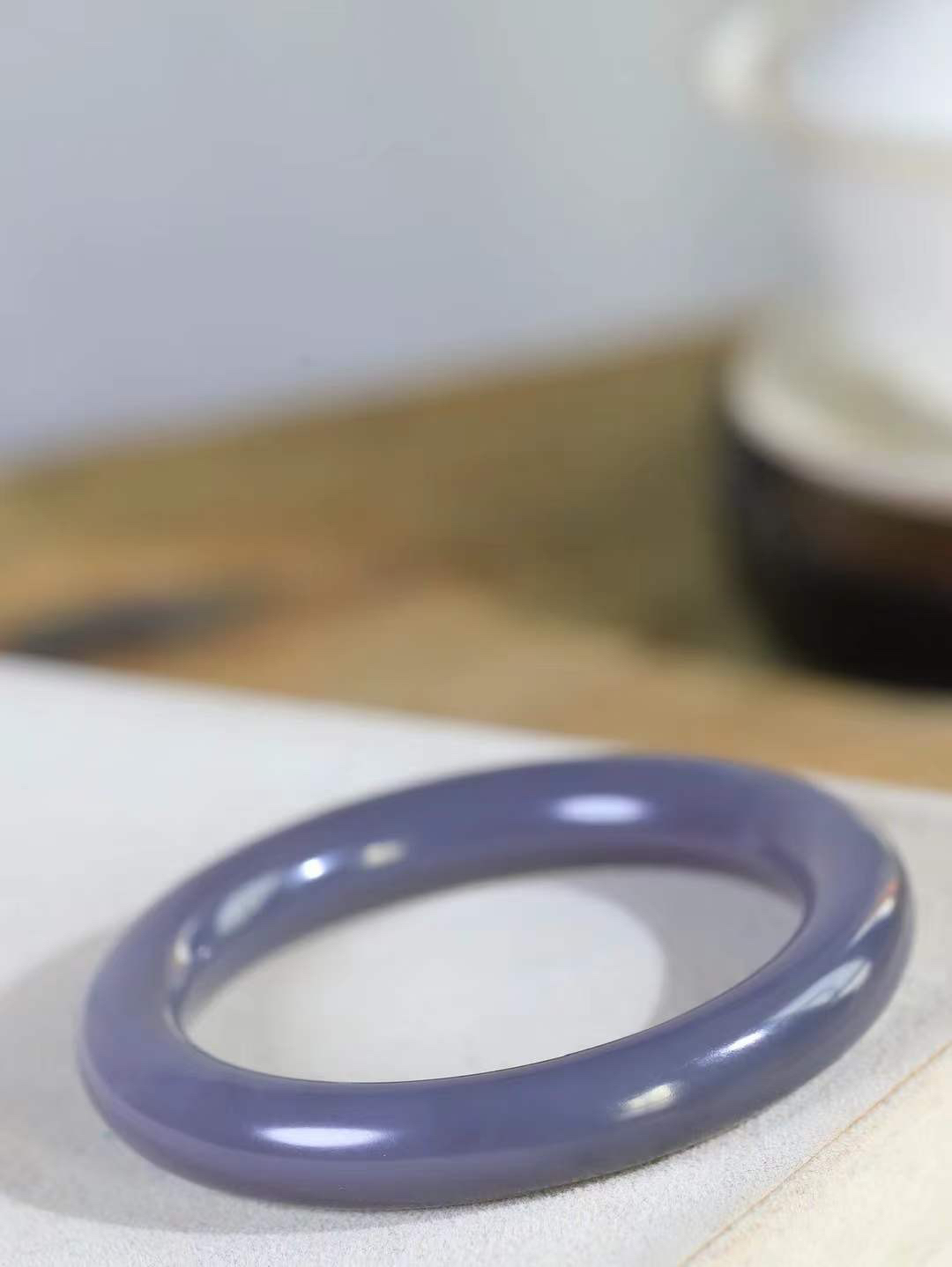 【玉佳人·手镯】

精品和田玉烟紫圆条手镯 ，玉质细腻油润，做工细致精美，端庄素雅，亭亭玉立，芊芊素手。芊芊素手，怎能忘镯？秀美圆条，更显婀娜。内径56mm 尺寸10.8-10.6mm重57克69381200T