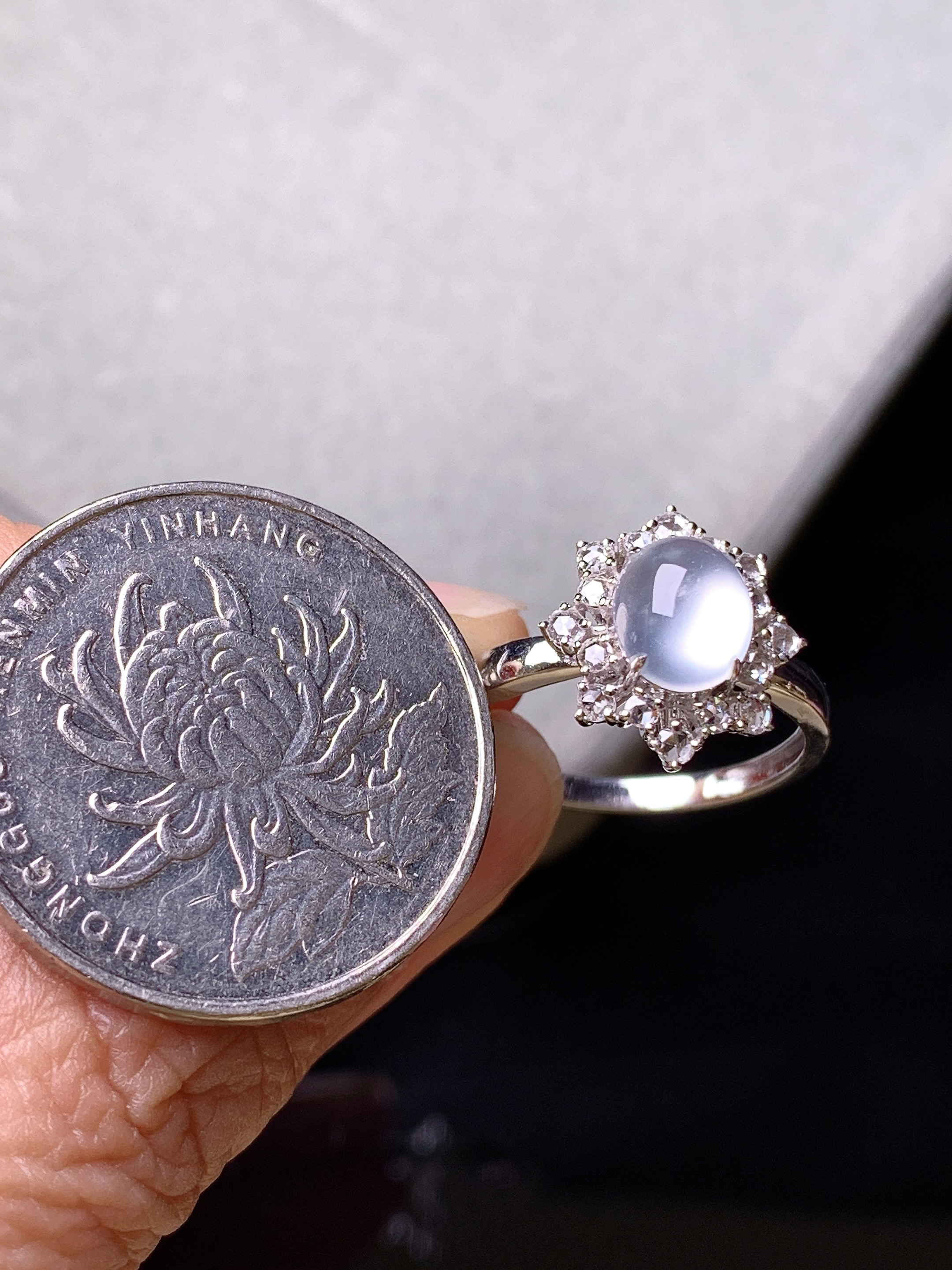 18k金钻镶嵌冰种蛋面戒指 玉质细腻 色泽艳丽清新 水润亮眼 圈口14 整体尺寸13*12.2*7.6m3