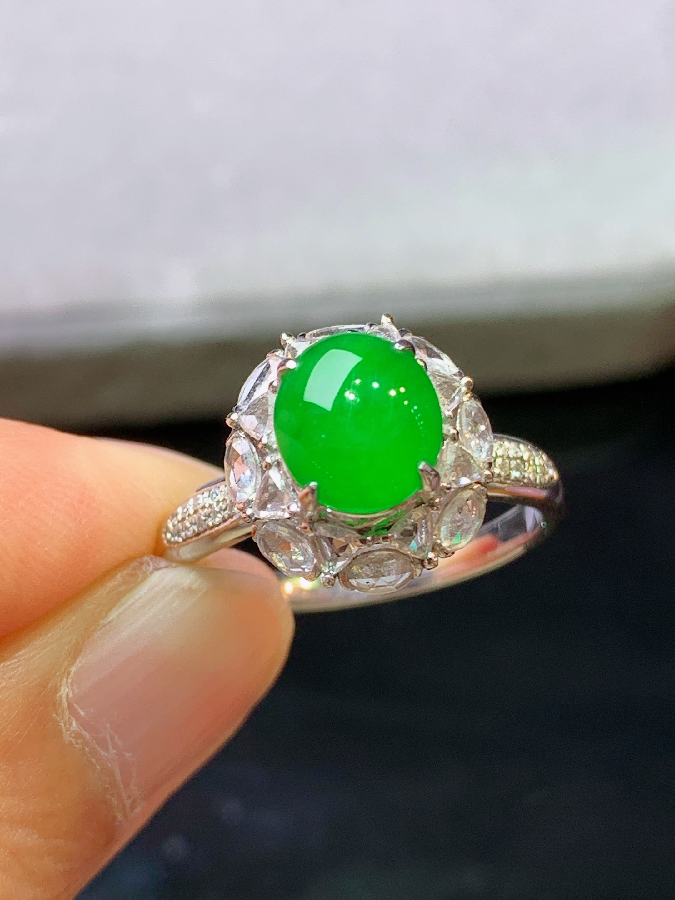 18k金钻镶嵌满绿蛋面戒指 玉质细腻 色泽艳丽清新 水润亮眼 圈口13.5 整体尺寸12.2*11.5*9.3g1