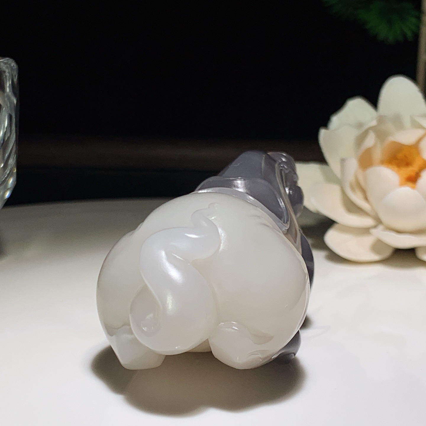 和田玉青海料白加烟紫马把件！尺寸62/36/28重121克 玉质细腻油润 底色纯净 脂粉好，品质好。lt260310