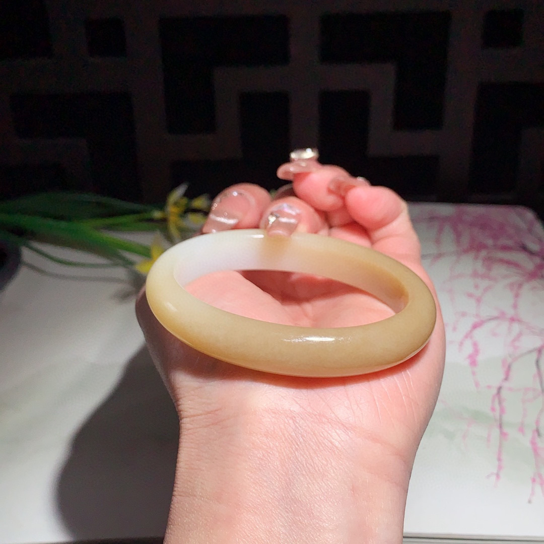 和田玉52圈口且末糖贵妃手镯！内径长/宽56.9/46.51玉质细腻油润 底色纯净 无裂无杂 脂粉好