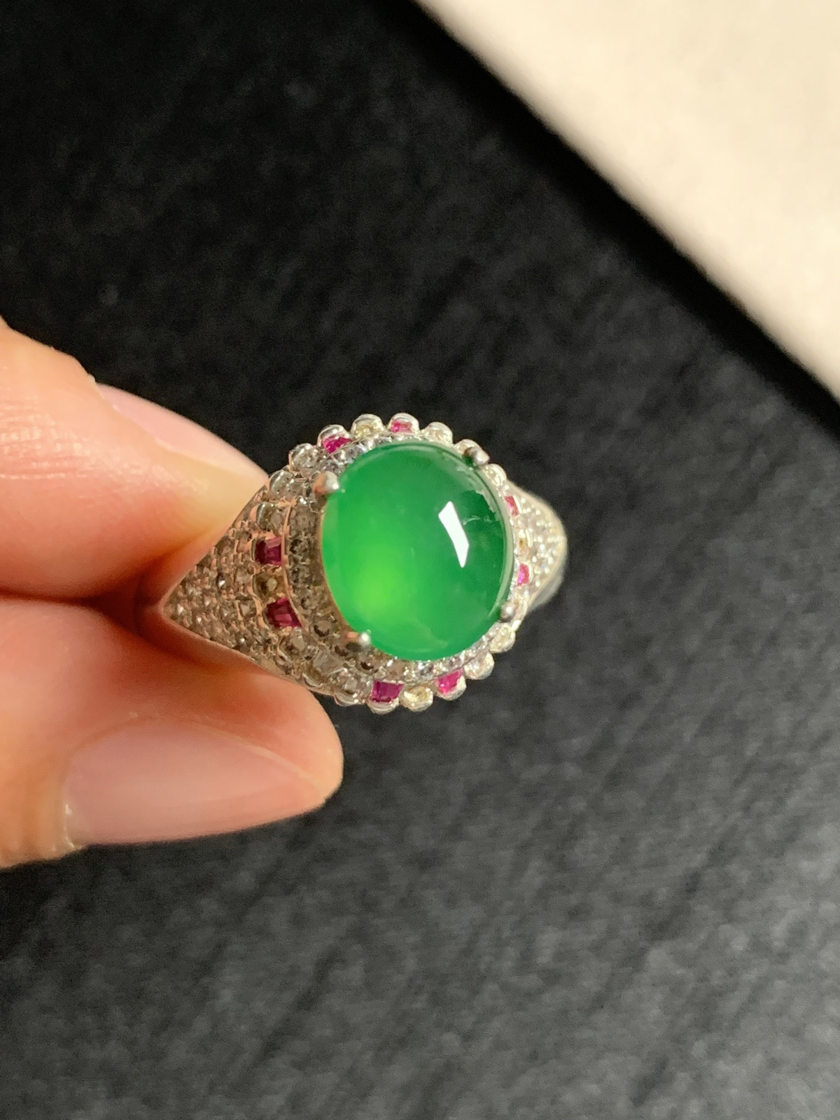 高冰阳绿戒面
种好色好品相好，色泽浓郁，老坑种冰透水灵