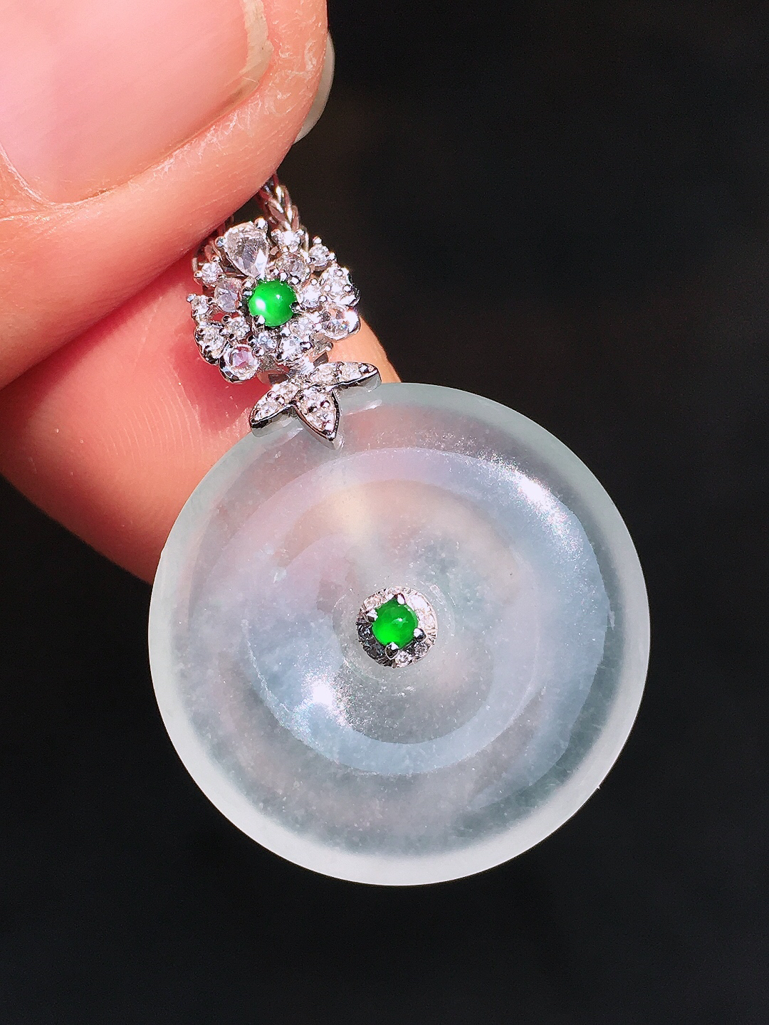 冰种平安扣吊坠，玉质细腻，荧光感超
强，饱满圆润，尽显优雅气质，18k
金豪华镶嵌