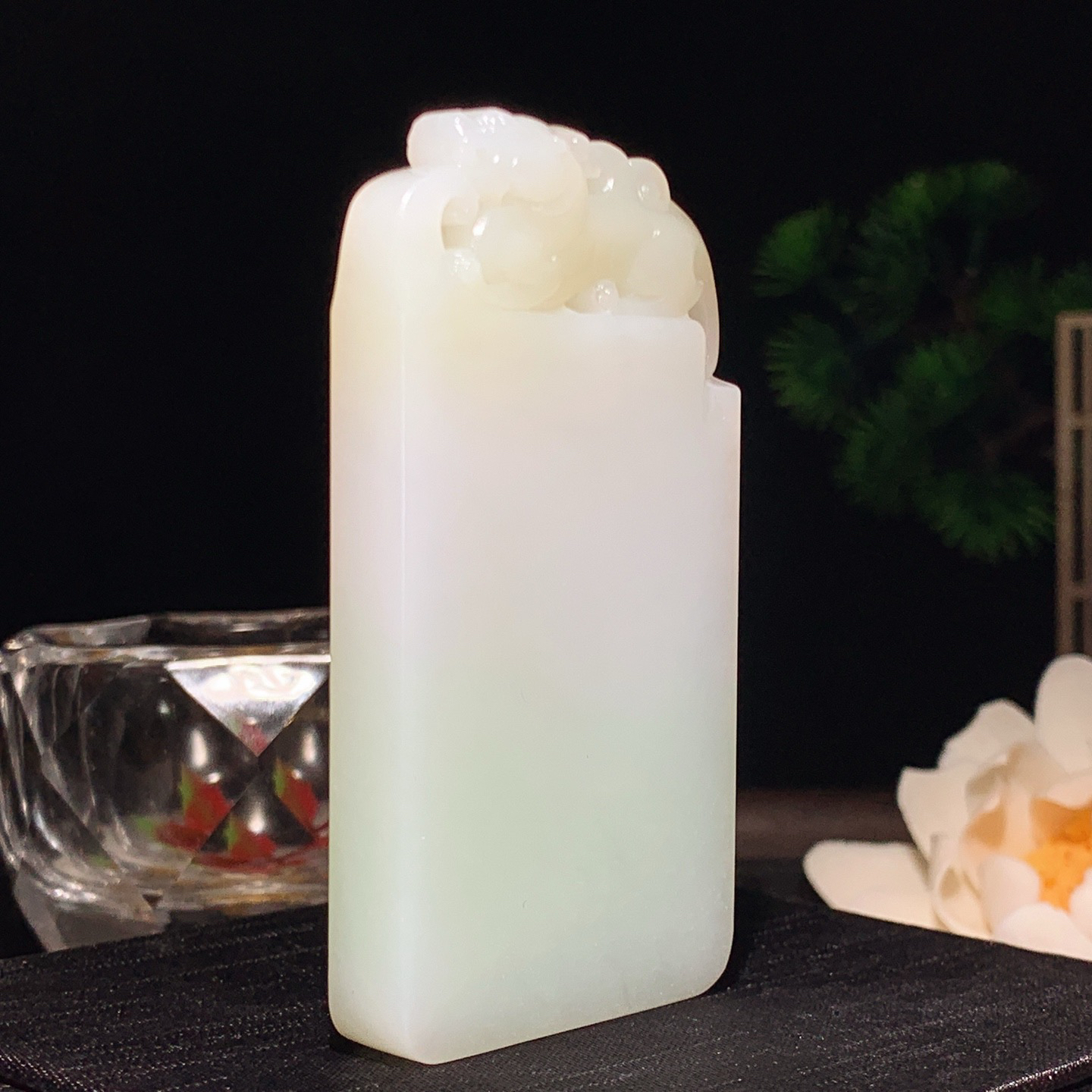 和田玉带翠仿古龙挂件。尺寸74/38/10重73.8克 玉质细腻油润 底色纯净 脂粉好，品质好。lt