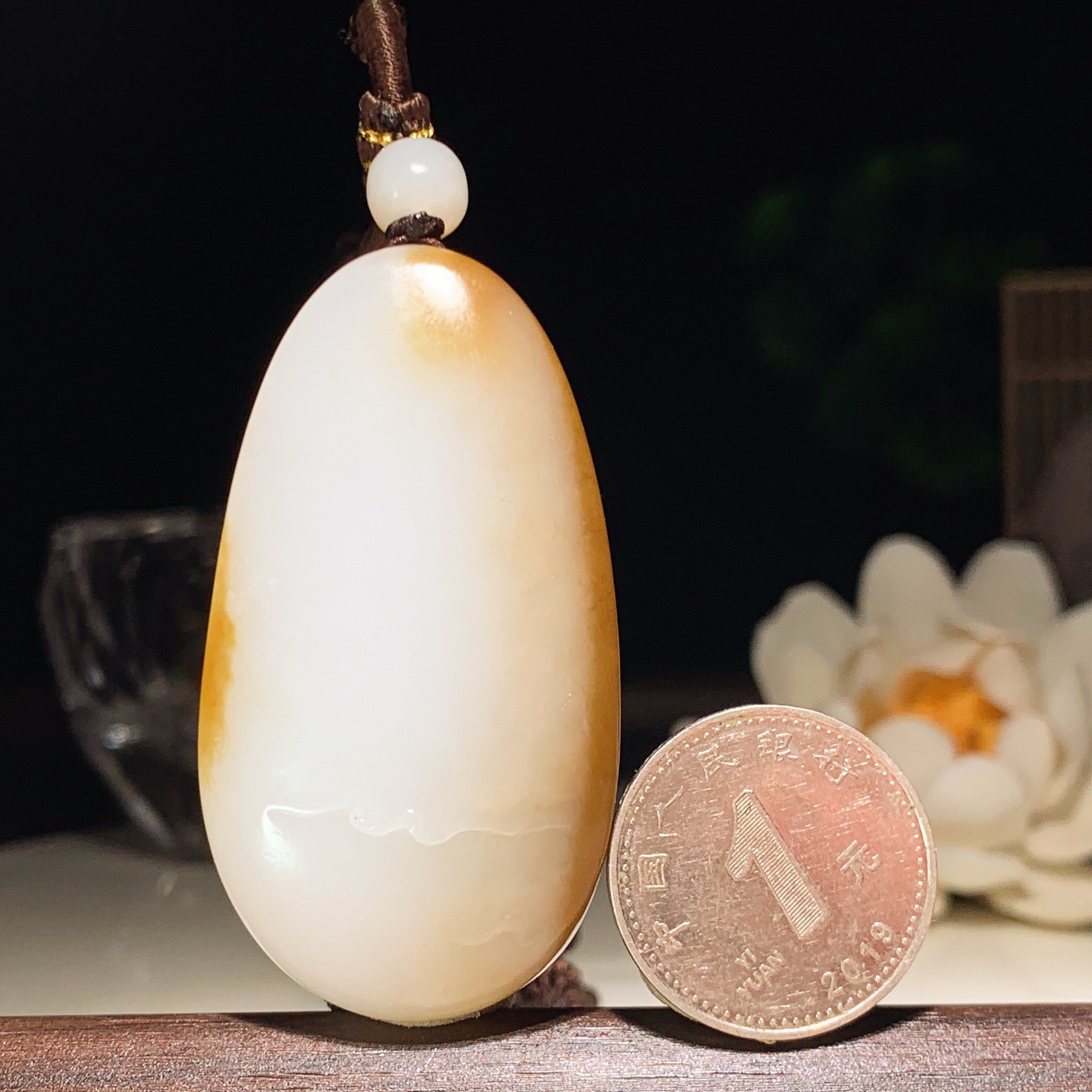 新疆和田玉白且末糖观音挂件！尺寸53/29/14重35.6克。玉质细腻油润。手推出油。佩戴高端典雅。lt260310