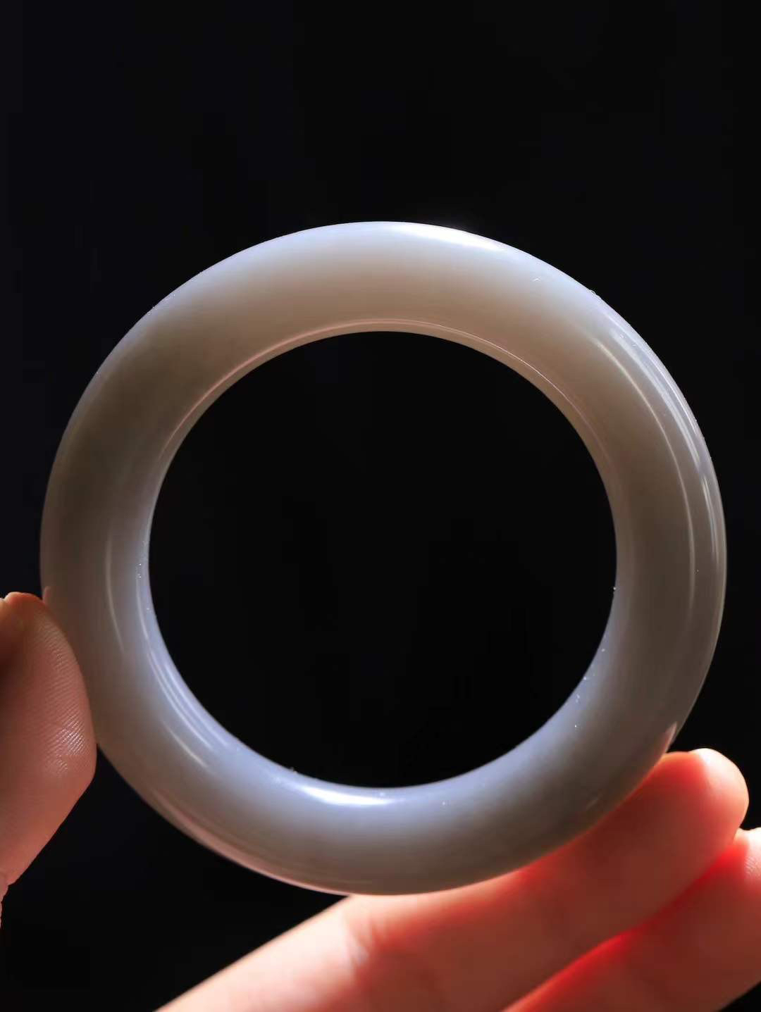 【情有独钟.手镯】

精品和田玉烟紫圆条手镯 玉质温润细腻 油性十足 手感舒适，高华雅逸，线条流畅，简约大气，美自天成，素雅高贵。佩戴于腕间，婉约之美，举手投足间透出那低调奢华。重68.4克 内径51mm 尺寸12-12mm   FDT-79371295