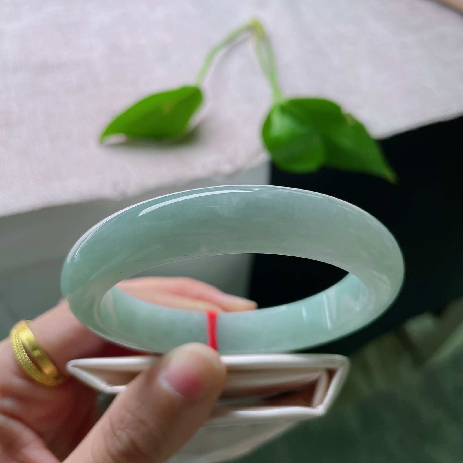 57.8/12/8.1，蓝底正圈，肉质莹润，深海温柔，尽在腕间舒展，一点皮纹不显