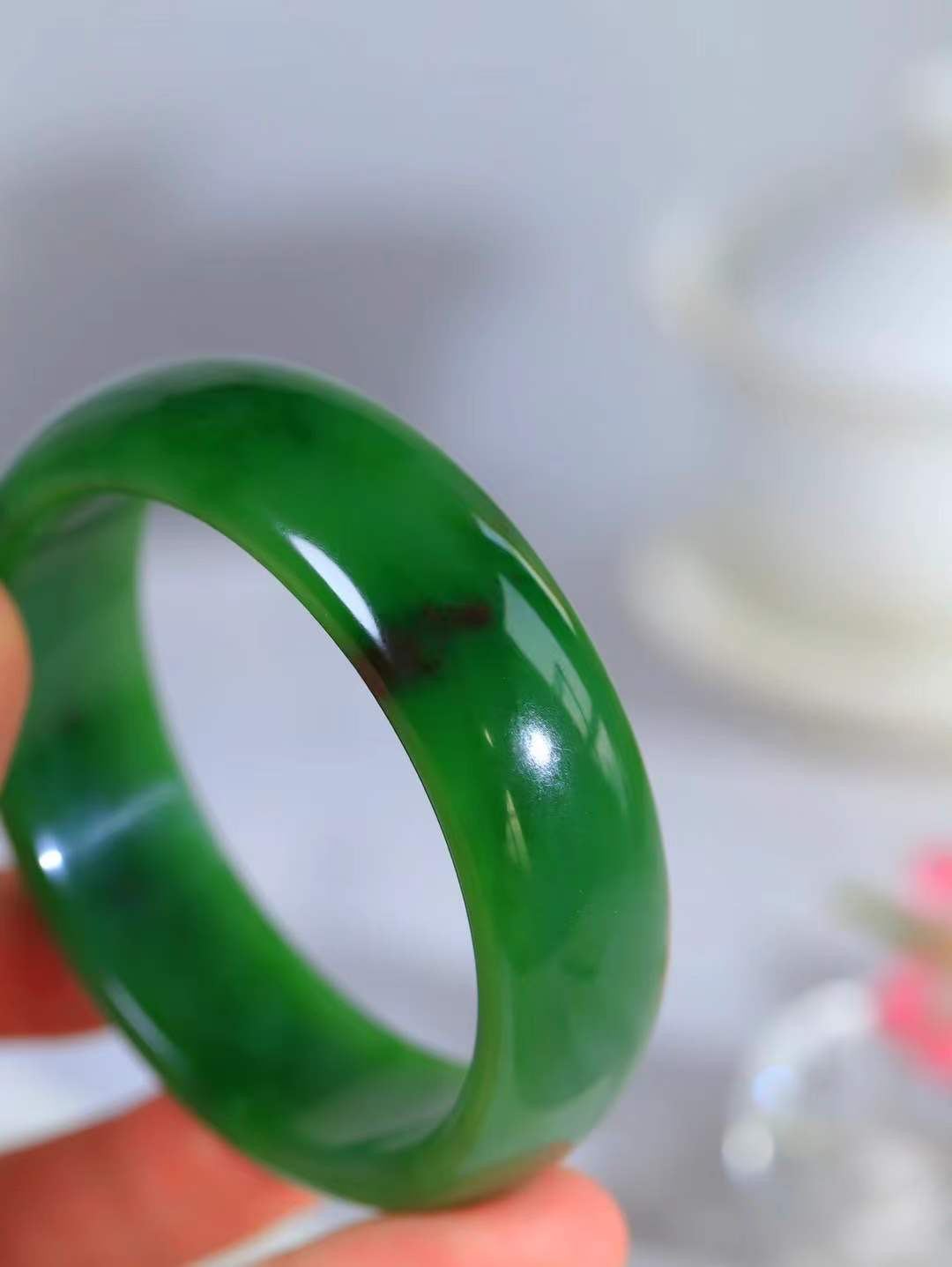 （碧色荡漾.手镯）

精品和田玉碧玉手镯，灼灼其华想像靓妆淡伫 ，腕间绿意跳脱冰壶莹，坐间静对，姑射仙姿潇洒处，艳冶最奇料子，油润滋腻镯型饱满，手感上佳。重78克   内径59.5mm尺寸19-7.6mm  24371213T