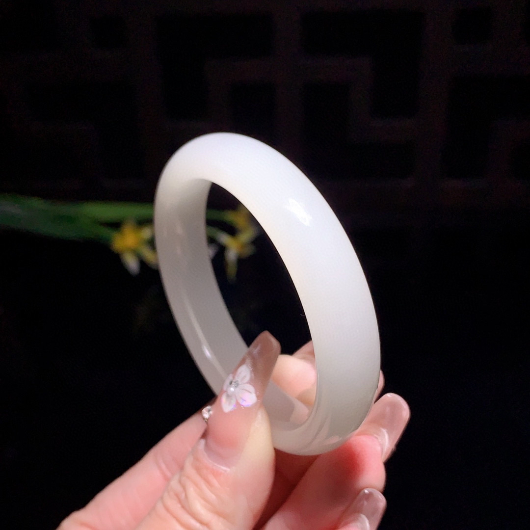 和田玉50.5圈口羊脂白手镯！玉质细腻油润 底色纯净 无裂无杂 脂粉好，品质好！