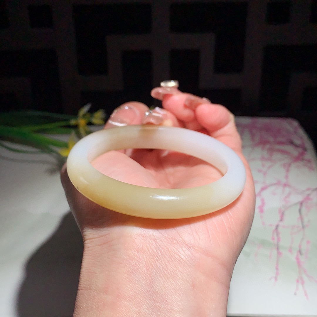 和田玉54圈口且末糖手镯！玉质细腻油润 底色纯净 无裂无棉 脂粉好，品质高。