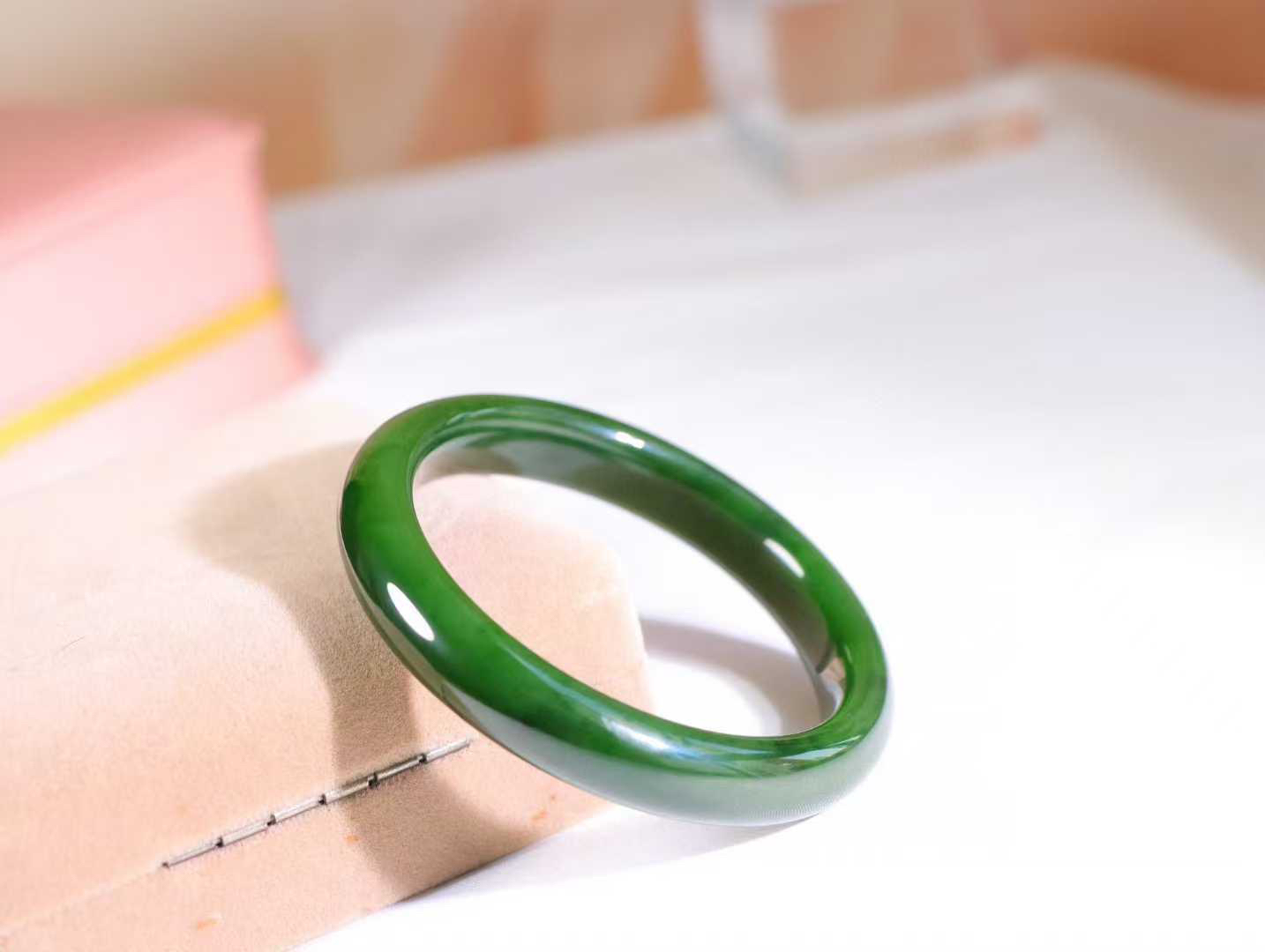 【腕间柔情】

和田玉碧玉菠菜绿手镯，俄料七号矿 红皮老料，玉质温润细腻 油性十足，色泽匀称，️款式精美时尚，佩戴美观惹眼，美自天成，婉约之美，举手投足间透出那份低调奢华。

重44.9克 圈口56.5mm尺寸56.5-11-8mm O18823207130