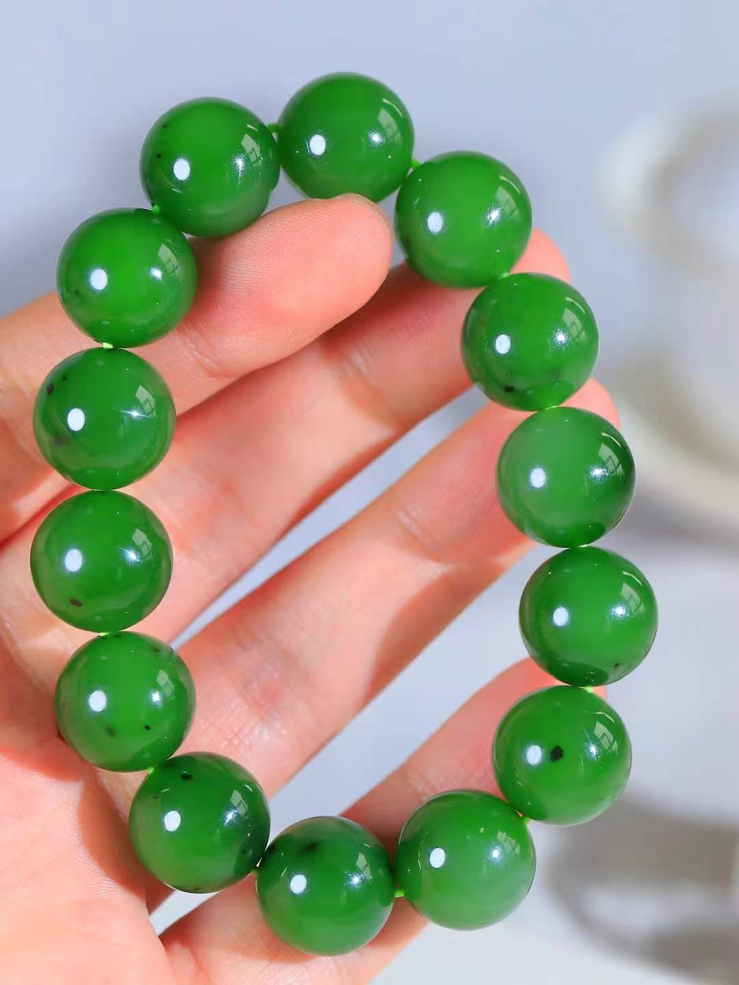 【珠圆玉润.手串】

精品和田玉碧玉珠圆玉润手串 玉质温润细腻  整串打磨圆润，佩戴舒适。珠珠落玉盘，间关莺语花底滑，一生美好时光，无论身在何处，都有它相伴相守。事事顺遂，幸福美满，吉祥如意。重89.5克 尺寸取一16mm FDL-16301300