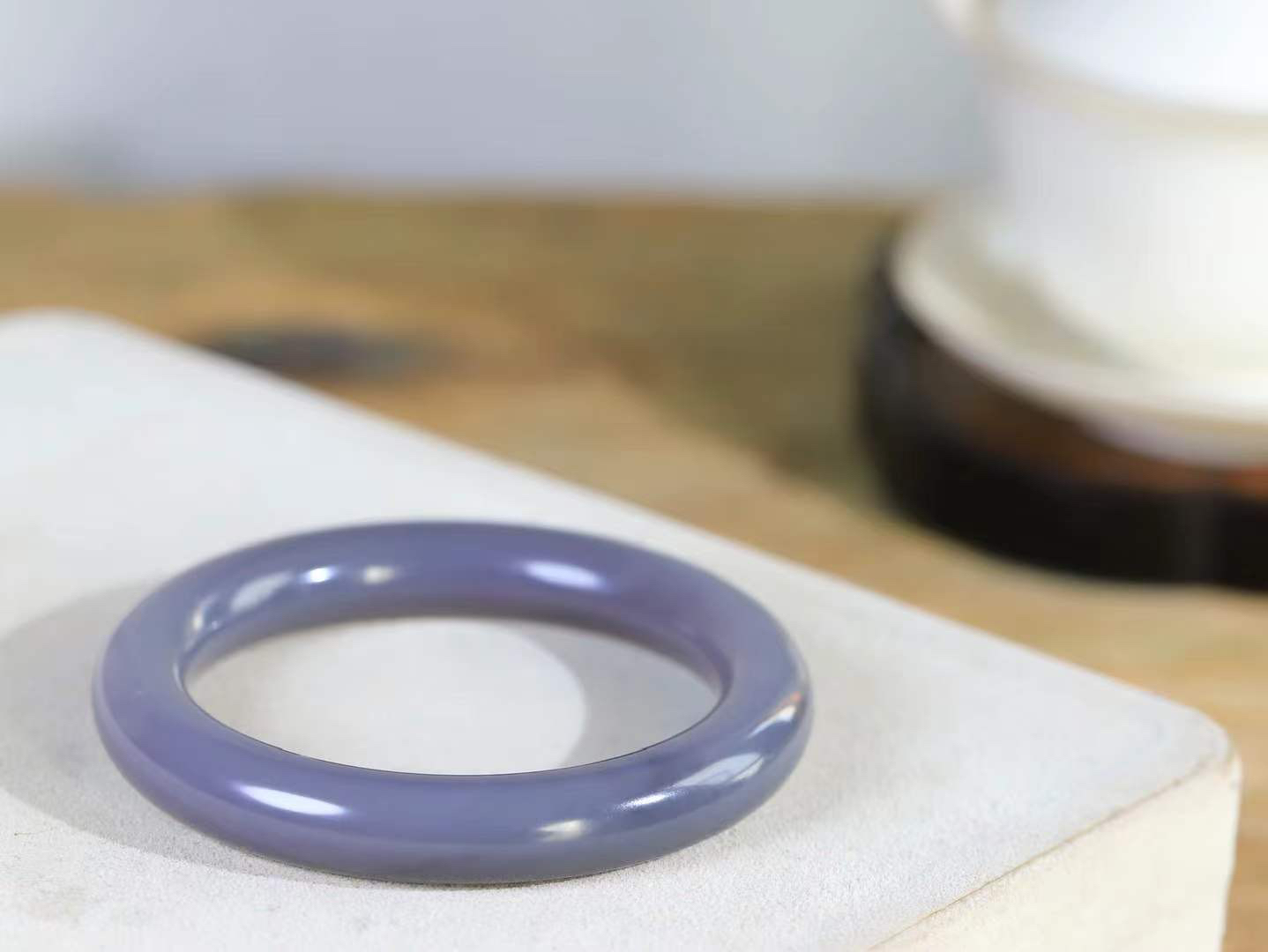 【玉佳人·手镯】

精品和田玉烟紫圆条手镯 ，玉质细腻油润，做工细致精美，端庄素雅，亭亭玉立，芊芊素