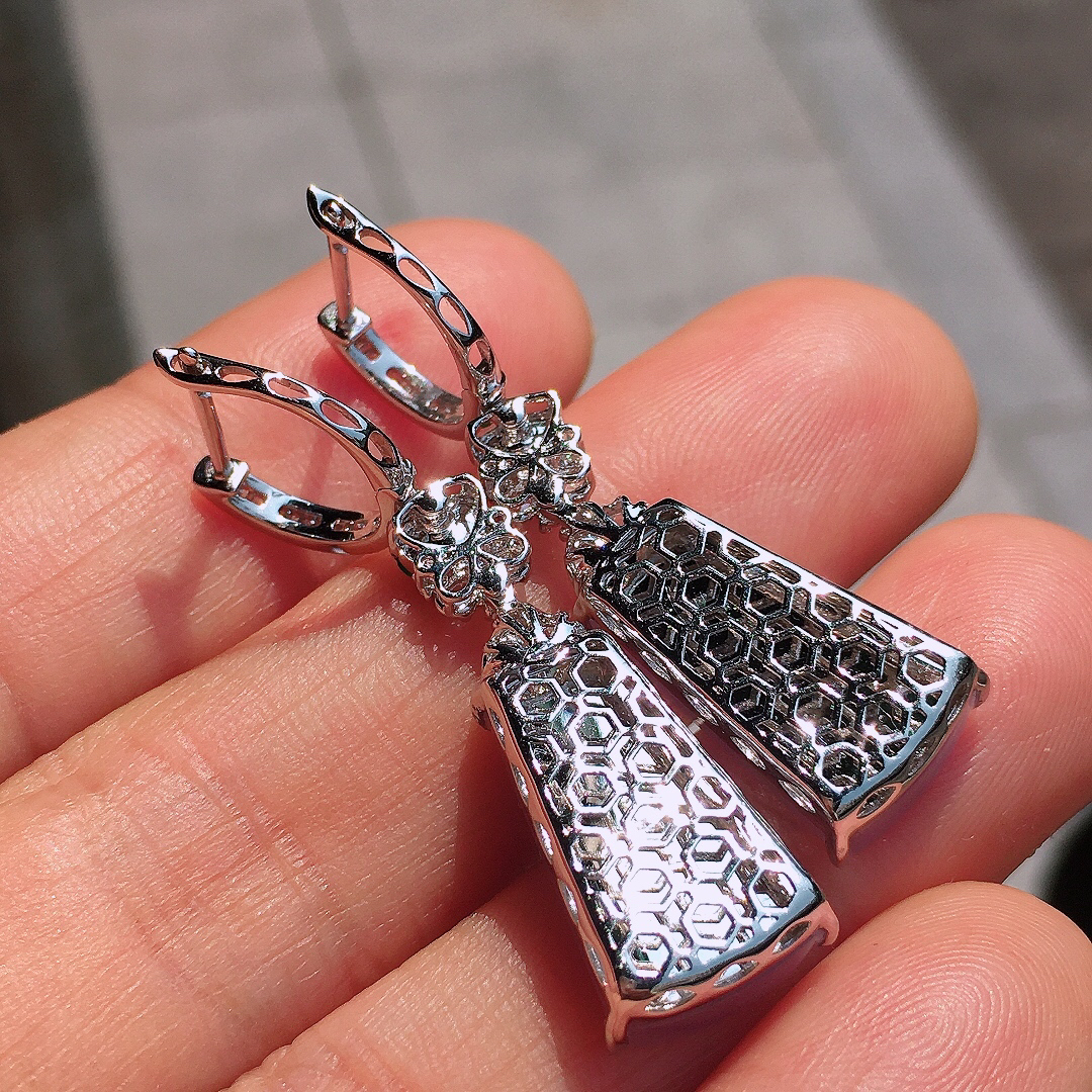 紫罗兰无事牌耳坠，色泽均匀艳丽，玉质细腻，荧光感超
强，饱满圆润，尽显优雅气质，18k
金豪华镶嵌