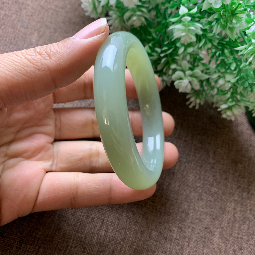 和田玉55圈口且末蓝手镯，玉质细腻油润 底色纯净 脂粉好，品质好