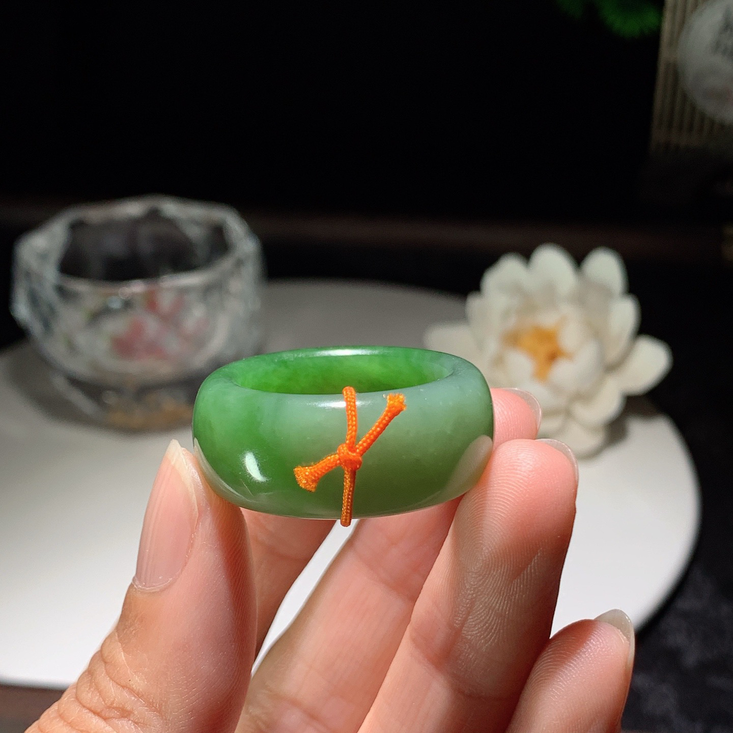 和田玉阳绿俄罗斯碧玉扳指挂件。内径23尺寸12/5重13.5克。玉质细腻油润。手推出油。佩戴高端典雅。lt260310