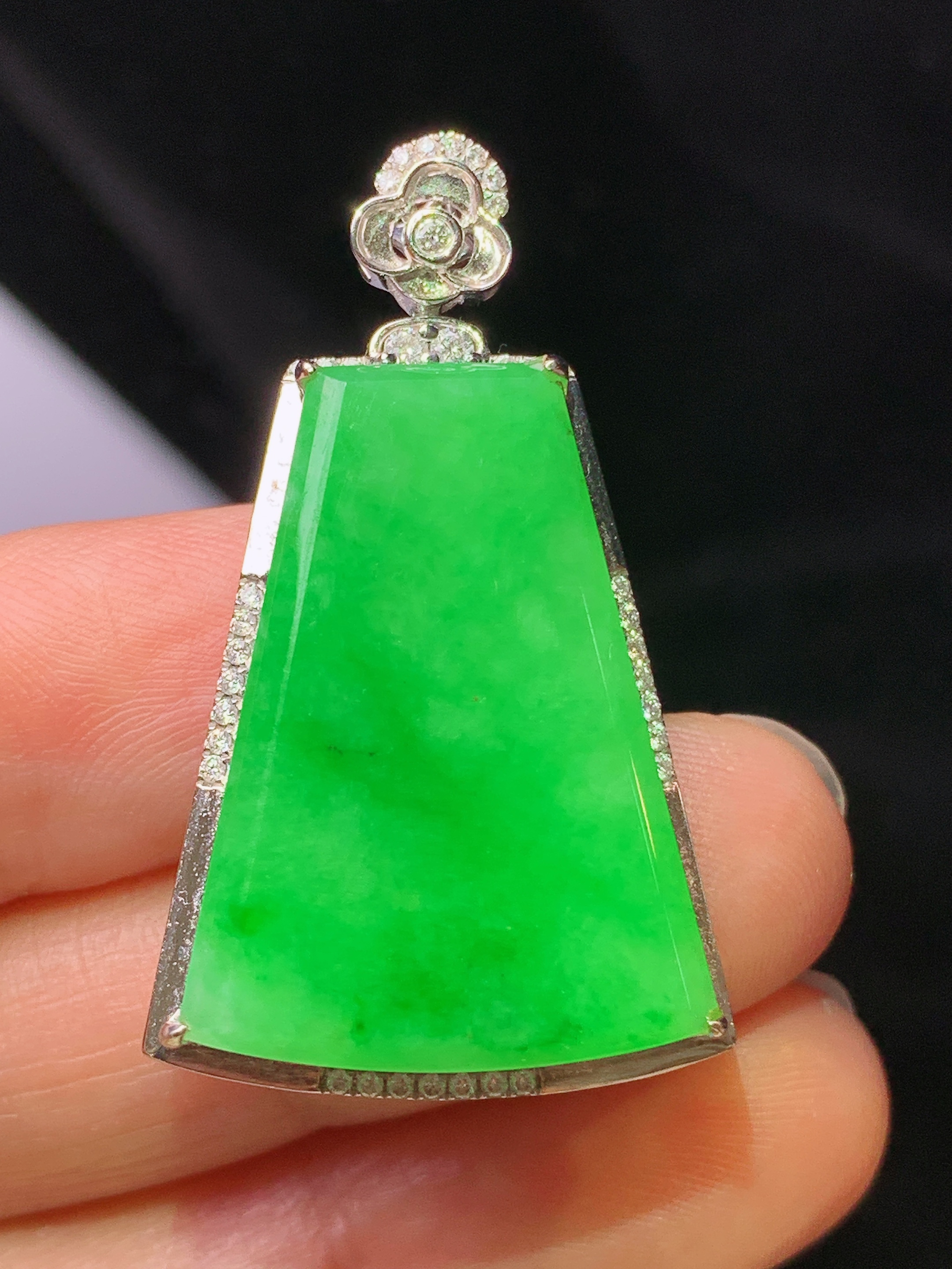 18k金钻镶嵌翠绿无事牌吊坠 玉质细腻 色泽艳丽清新 水润亮眼 整体尺寸36.5*21.8*7.5g