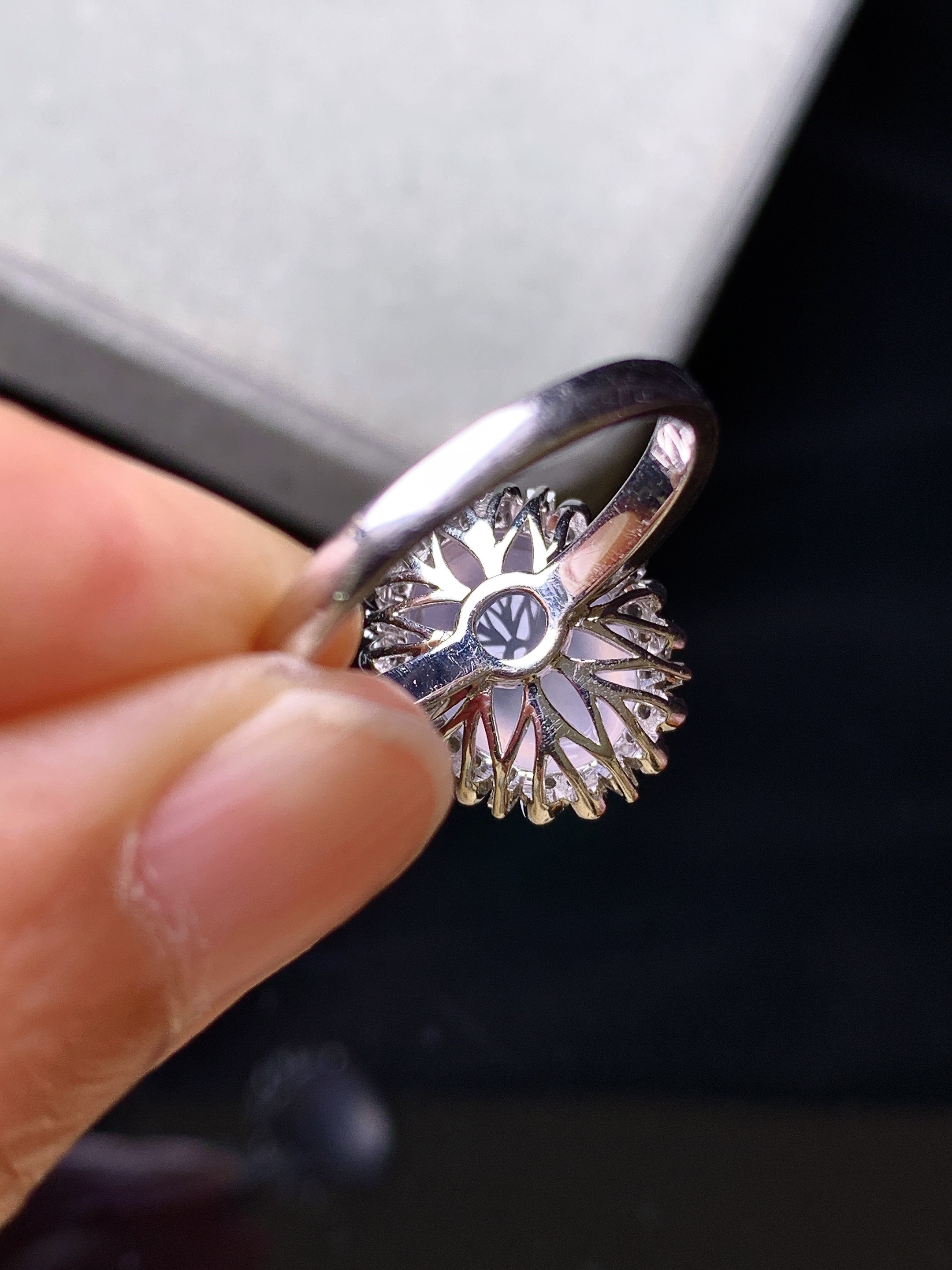 18k金钻镶嵌冰种蛋面戒指 玉质细腻 色泽艳丽清新 水润亮眼 圈口14.5 整体尺寸15.7*12.8*10.5m3