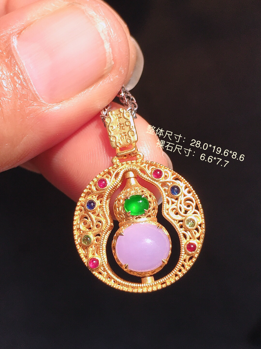 紫罗兰蛋面吊坠，色泽均匀艳丽，玉质细腻，荧光感超
强，饱满圆润，尽显优雅气质，18k
金豪华镶嵌