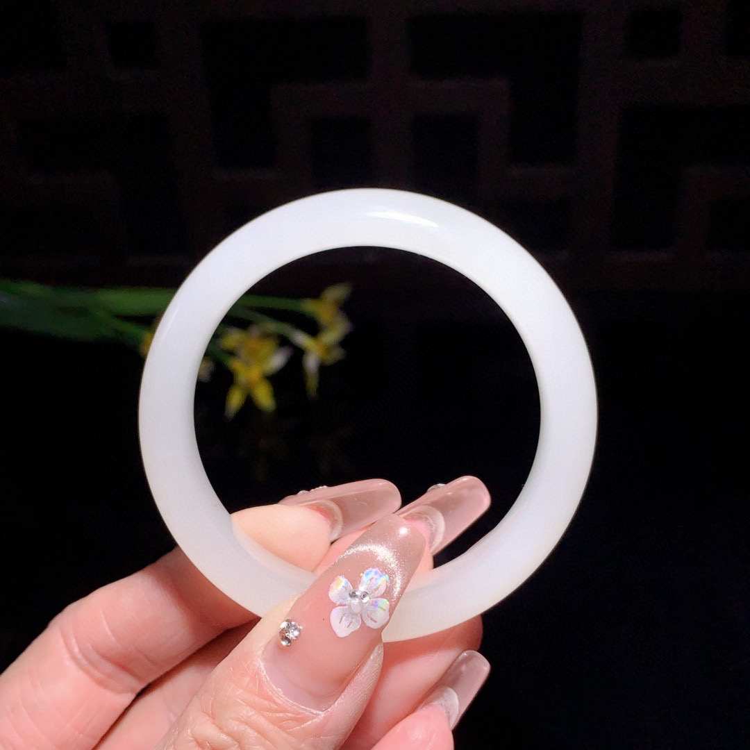 和田玉50.5圈口羊脂白手镯！玉质细腻油润 底色纯净 无裂无杂 脂粉好，品质好！