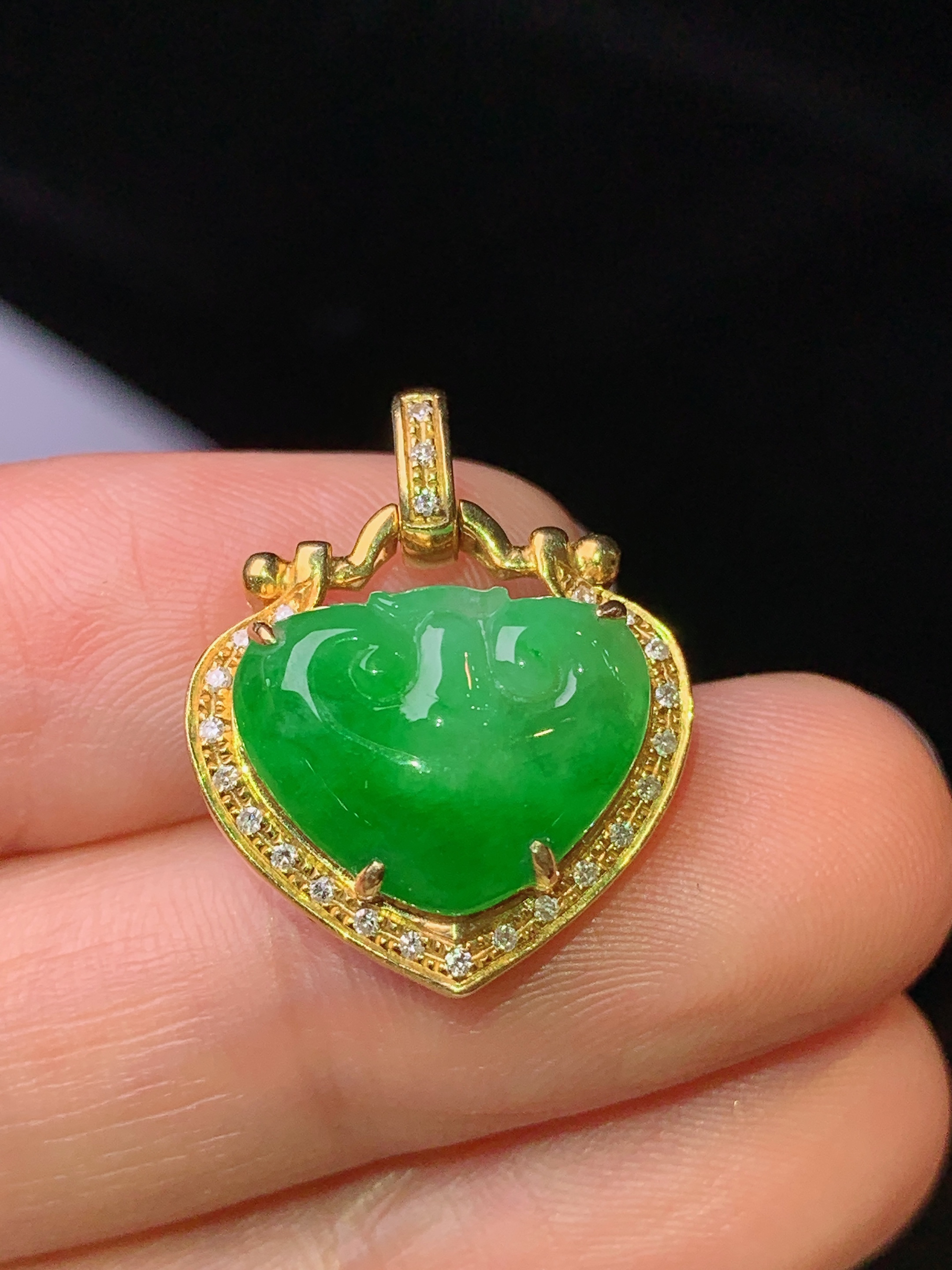18k金钻镶嵌满绿如意头吊坠 玉质细腻 色泽艳丽 整体尺寸21.3*17.2*6.8