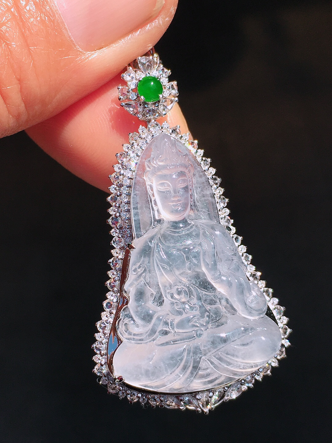 冰种观音吊坠，玉质细腻，荧光感超
强，饱满圆润，尽显优雅气质，18k
金豪华镶嵌