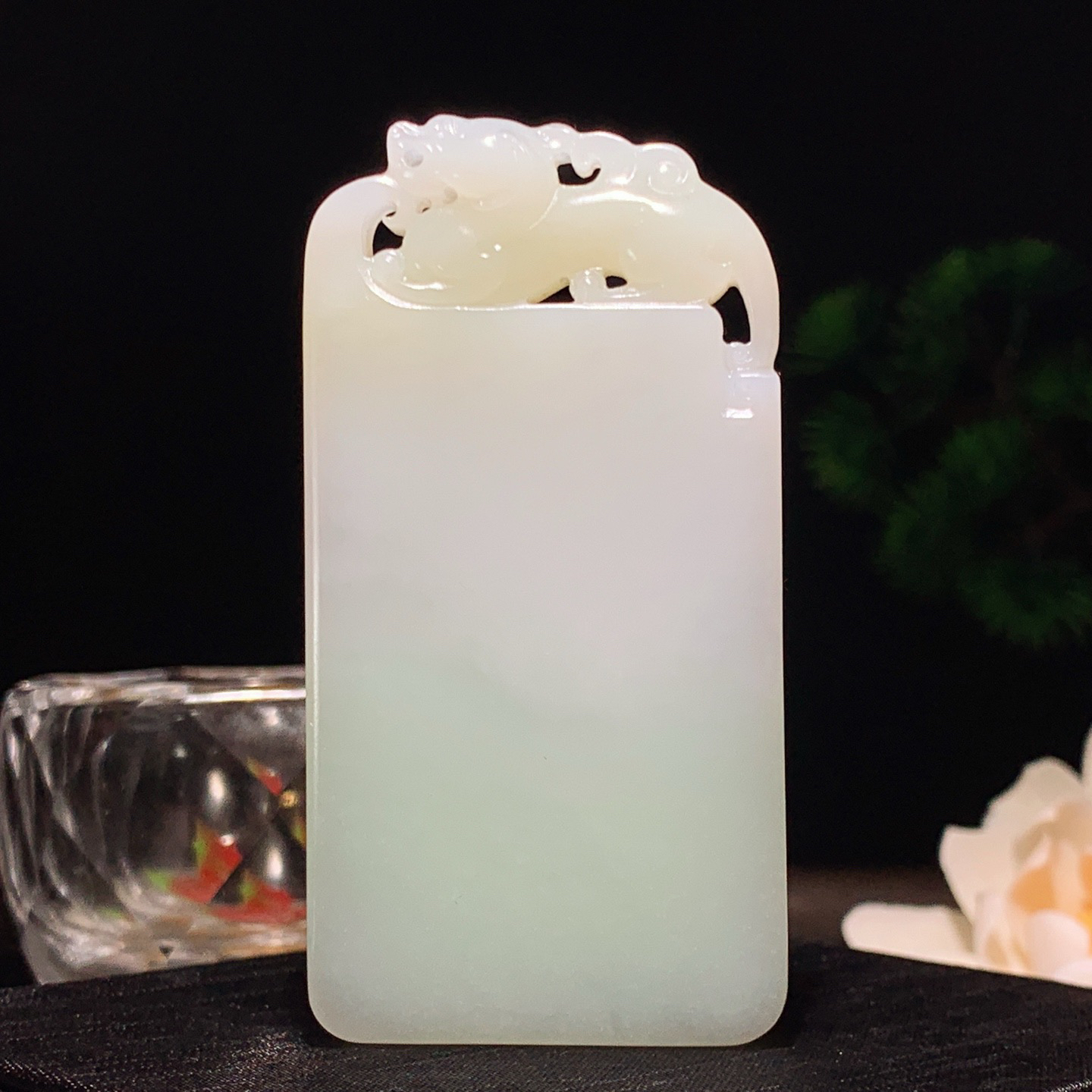 和田玉带翠仿古龙挂件。尺寸74/38/10重73.8克 玉质细腻油润 底色纯净 脂粉好，品质好。lt