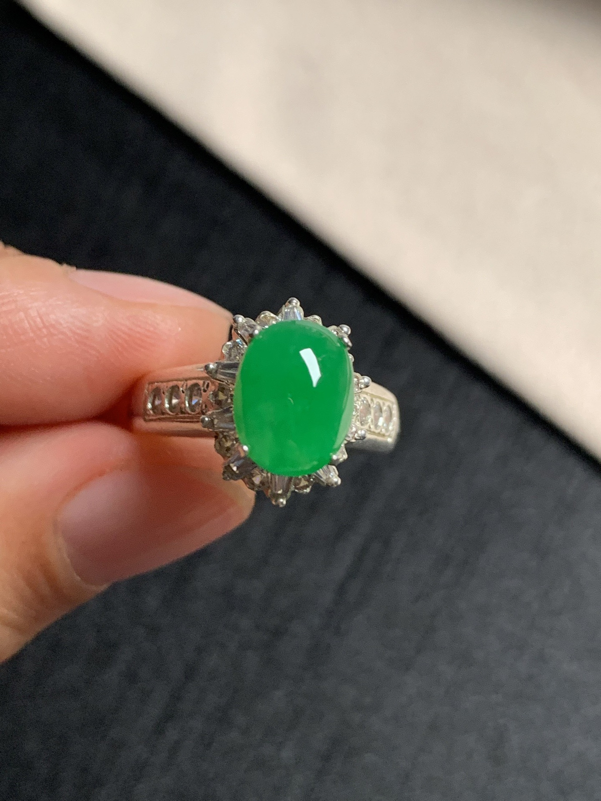 冰阳绿戒面
种好色好品相好，色泽艳丽纯正，质地细腻水灵