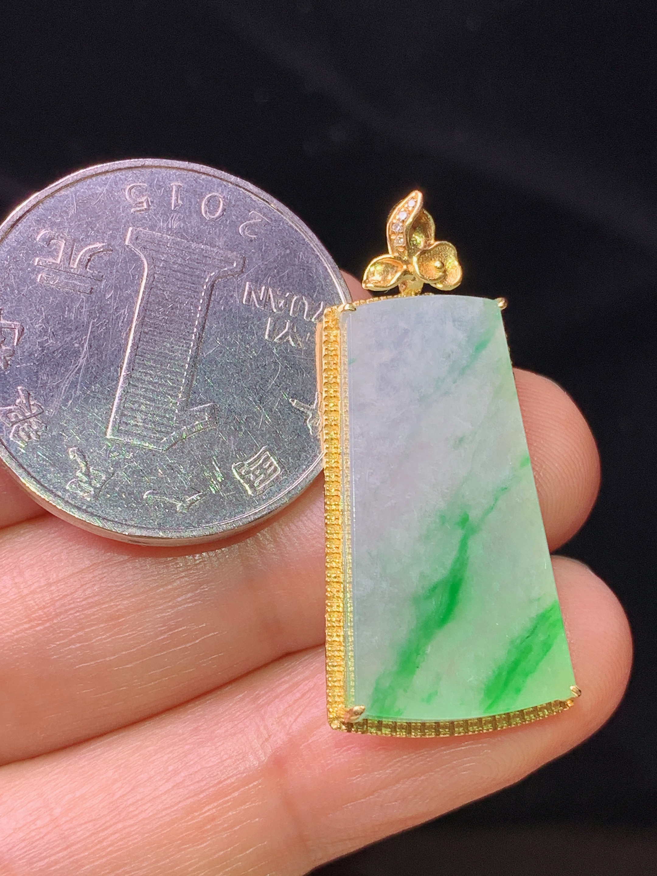 18k金钻镶嵌飘绿无事牌吊坠 玉质细腻 色泽艳丽 整体尺寸33.3*15.3*3.2j1