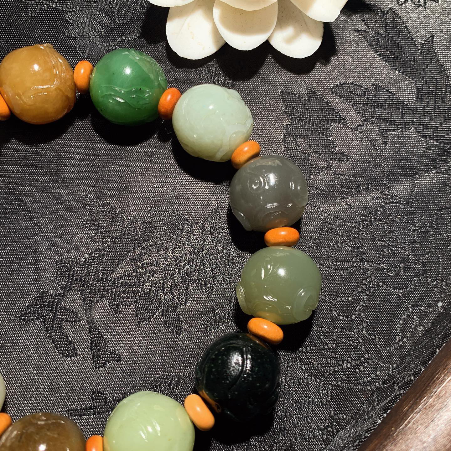 新疆和田玉且末糖多包十二生肖手串！尺寸16！玉质细腻油润。手推出油。佩戴高端典雅。lt260313