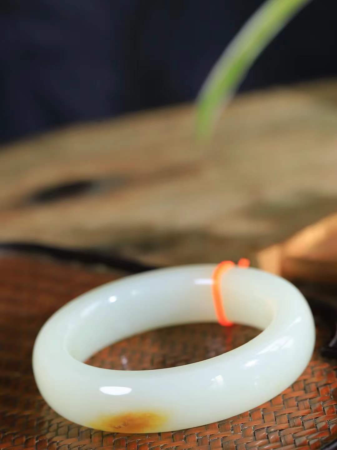 （一见倾心.手镯）

精品和田玉手镯，玉质温润细腻 油性十足 手感舒适，高华雅逸，线条流畅，简约大气