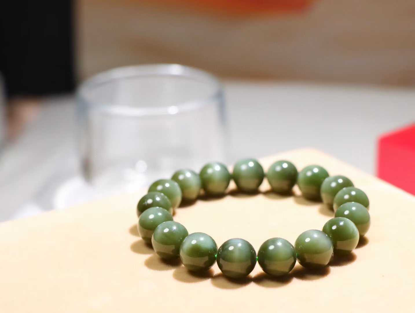 【碧波涟漪】

品质第一 信誉至上️和田玉碧玉猫眼手串 质地温润灵动 猫眼儿般的光中，有波光潋滟，也有梦幻清韵。行走于市井的喧嚣，相顾不言，便得清欢。

重44.5克 尺寸12mm 36823212113O