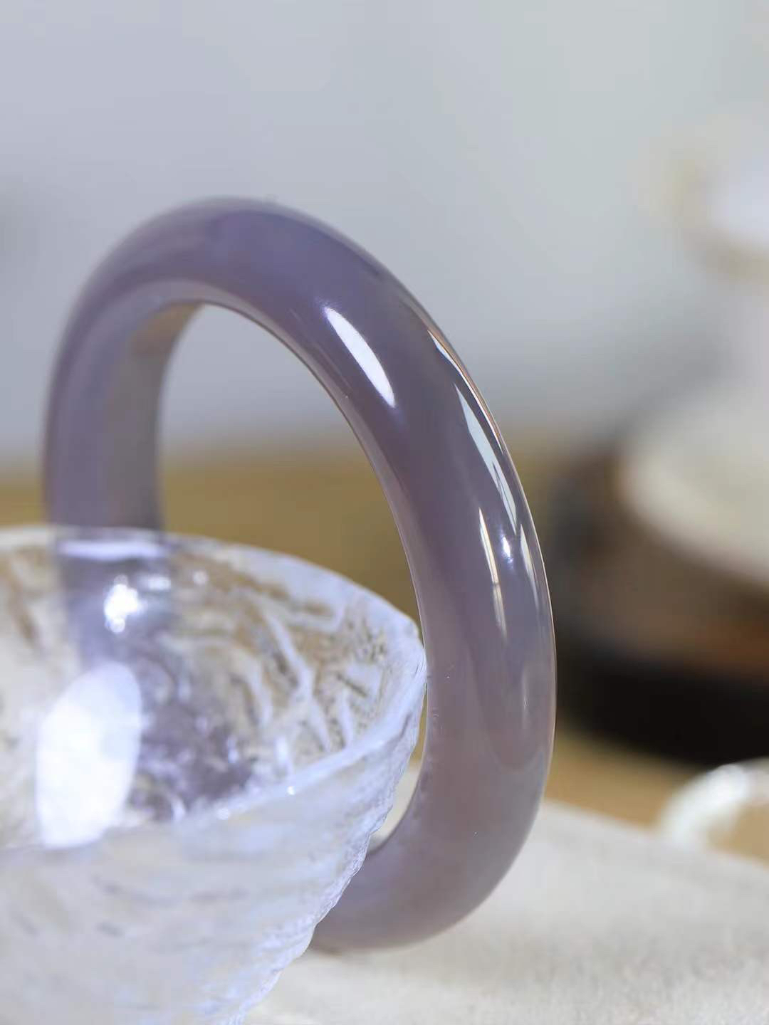 （柔情素语.手镯）

精品和田玉烟紫手镯，玉质细腻，手感温润，光泽柔和，寓意高贵、华丽、祥瑞、喜庆 ，寓意着会带来一派祥和之气！重59.6克   内径54mm尺寸12-10mm  78341279T