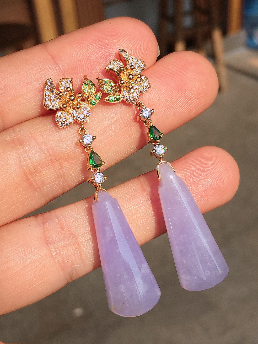 紫罗兰水滴耳坠，色泽均匀艳丽，玉质细腻，荧光感超
强，饱满圆润，尽显优雅气质，18k
金豪华镶嵌