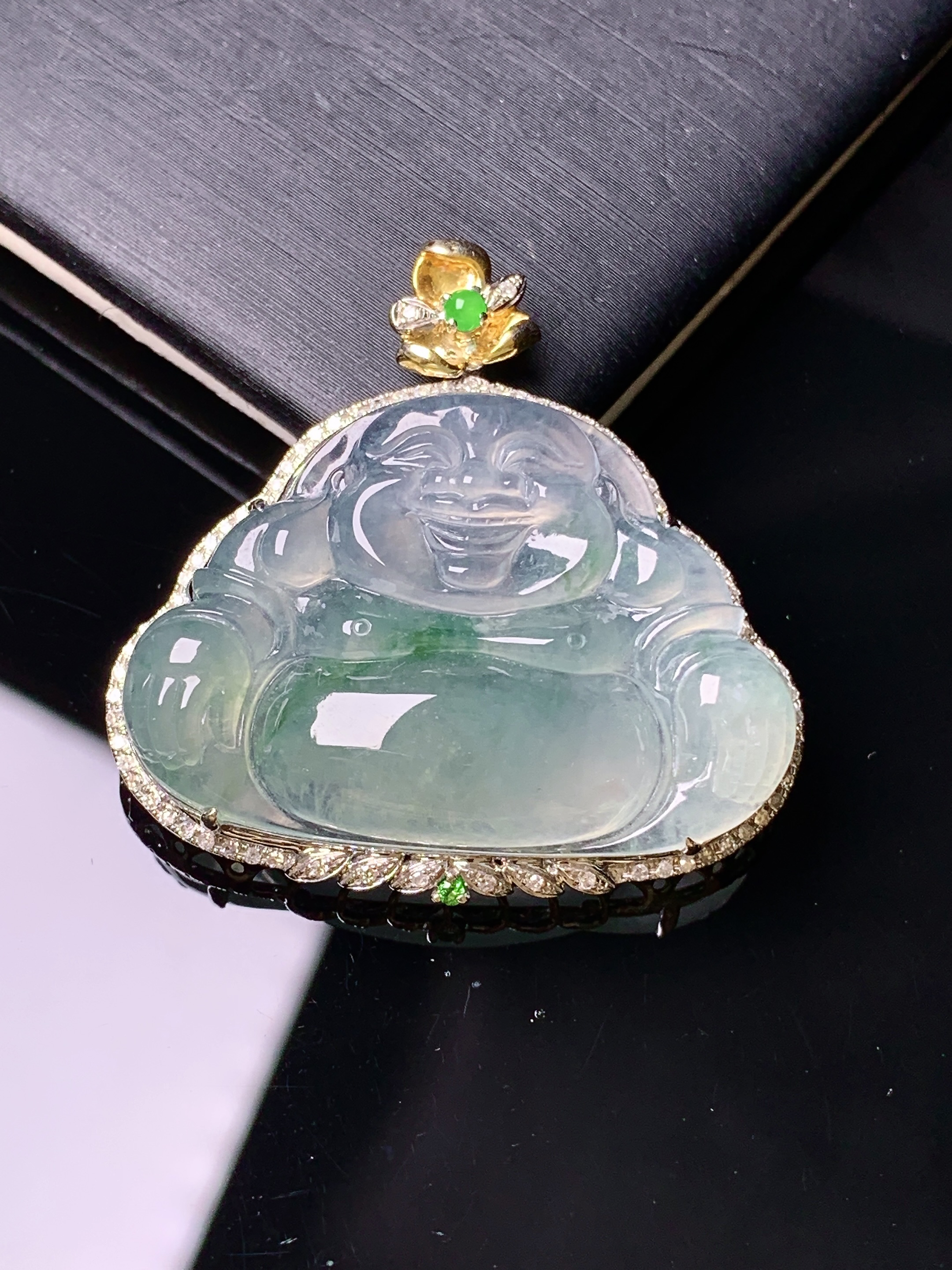18k金钻镶嵌冰种飘绿佛公吊坠 玉质细腻 色泽艳丽 整体尺寸33*33.8*8.5yz