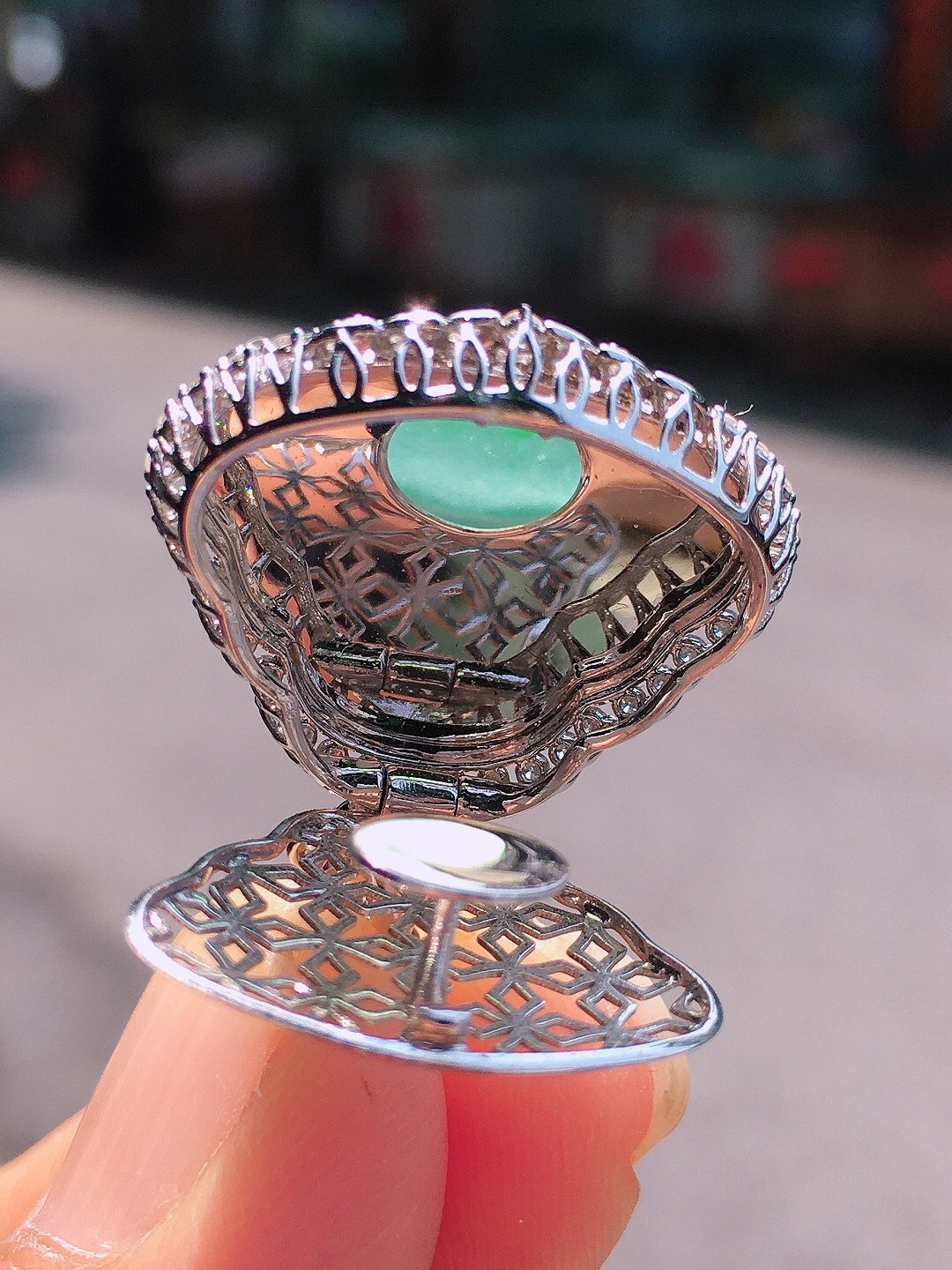 飘绿佛公吊坠，色泽艳丽，玉质细腻，荧光感超
强，饱满圆润，尽显优雅气质，18k
金豪华镶嵌