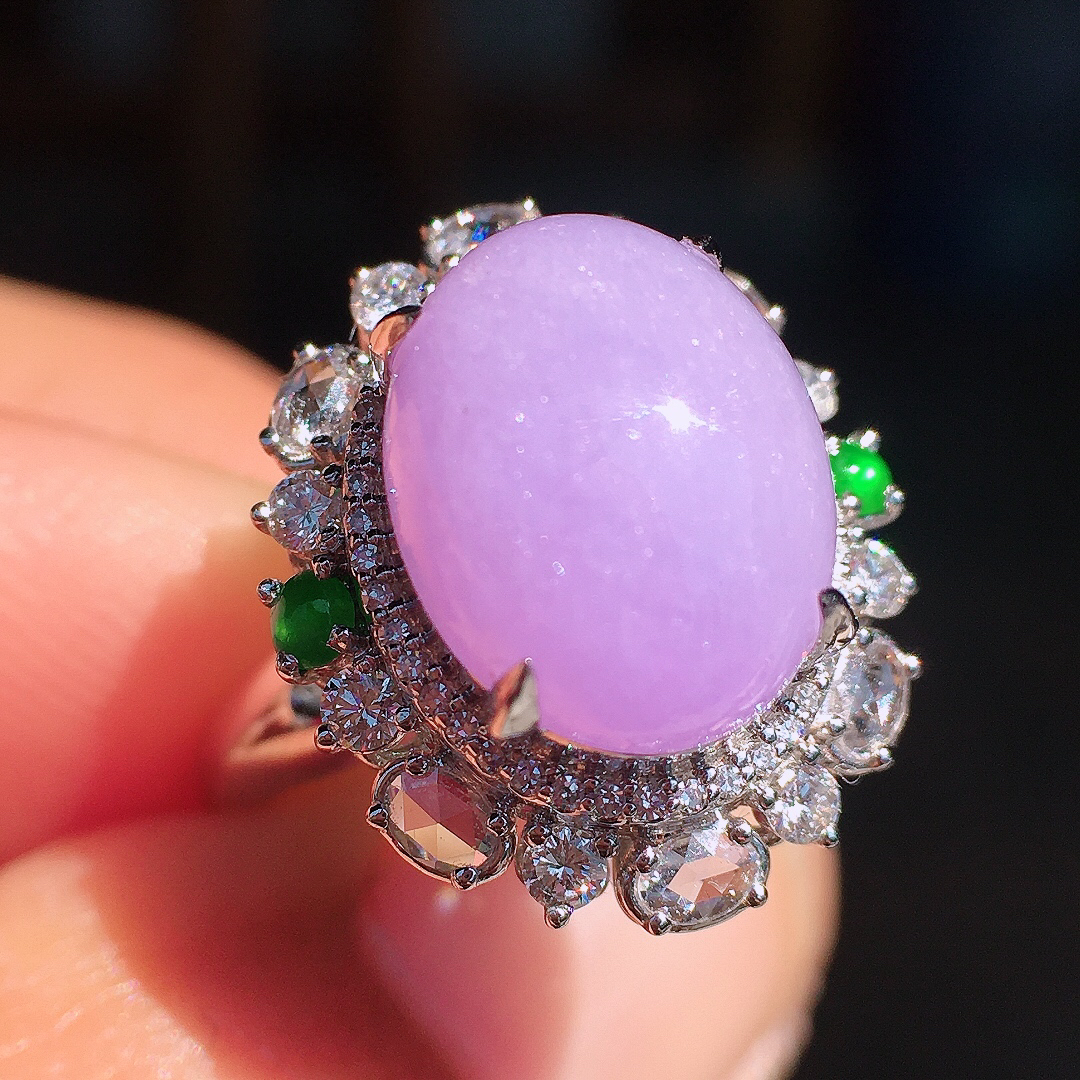 紫罗兰蛋面戒指/吊坠两用款，色泽均匀艳丽，玉质细腻，荧光感超
强，饱满圆润，尽显优雅气质，18k
金豪华镶嵌