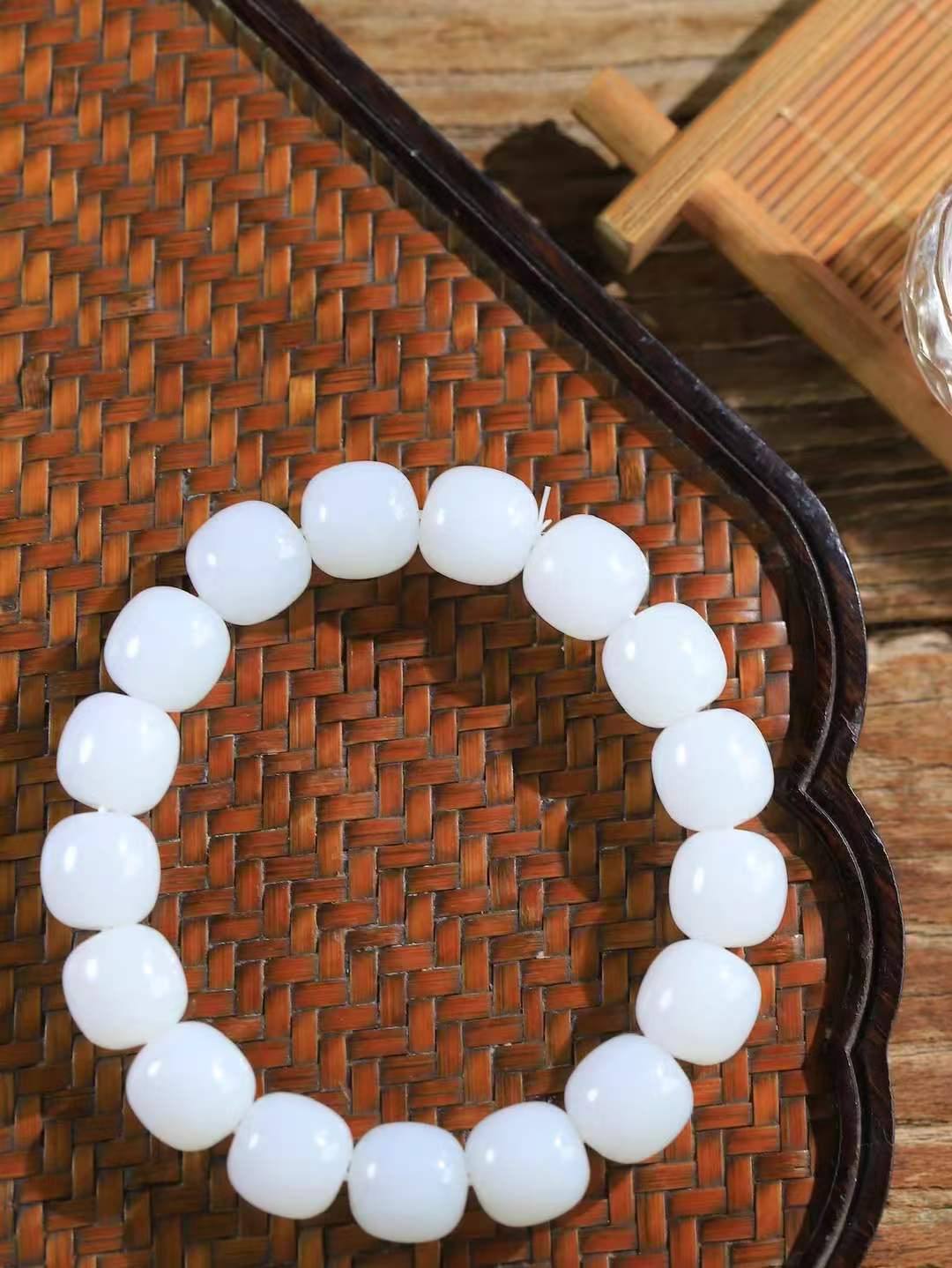 （老型珠.手串）

货头精选  和田玉白玉老型珠手串，玉质细腻油润 饱满光滑 质朴无华，悠远简单，人心境界远，百世修炼深，心灵常驻善意持，觉悟人生百世修  重59.2克    尺寸取一12.6-12.6mm    10381268T