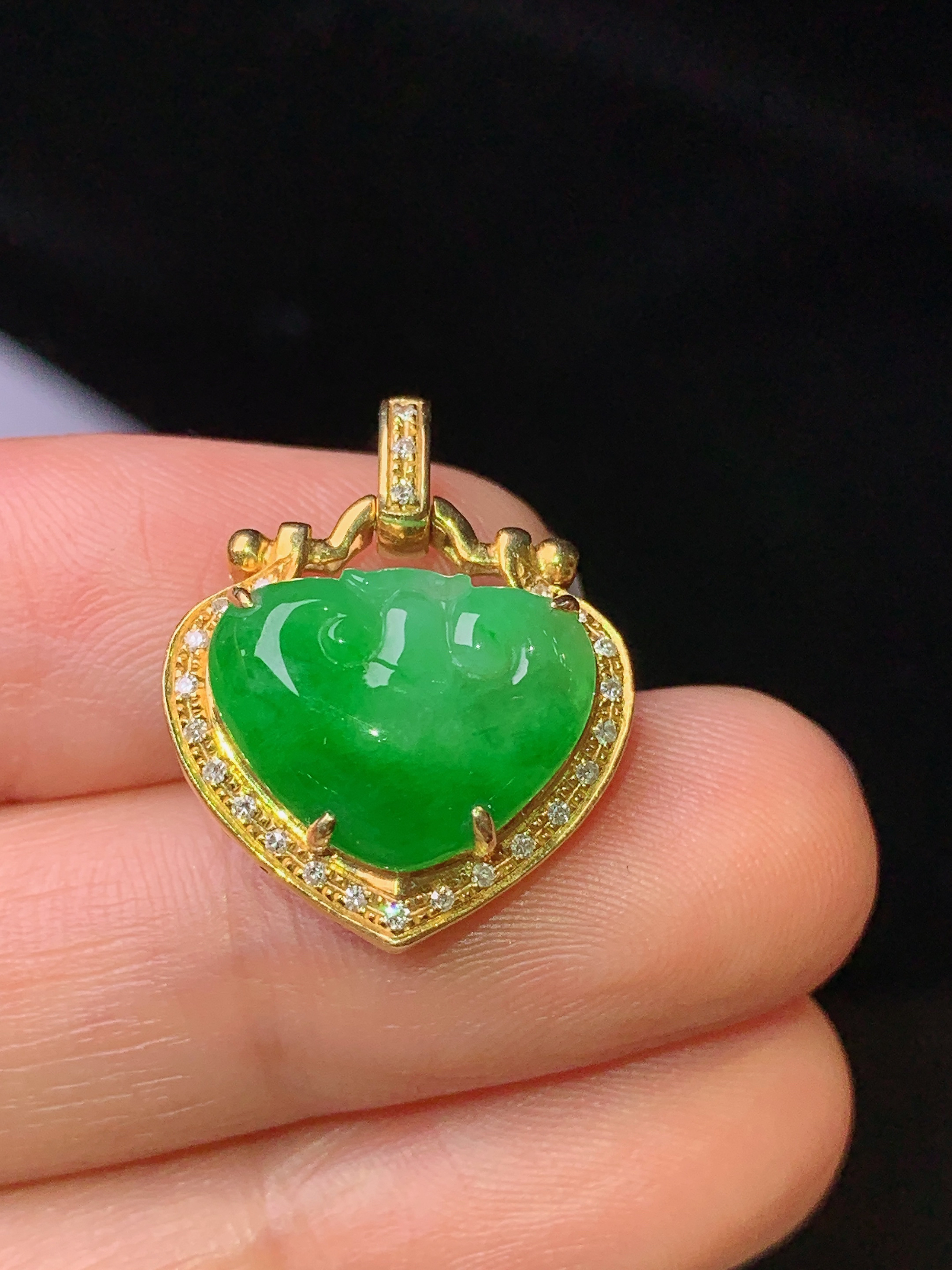 18k金钻镶嵌满绿如意头吊坠 玉质细腻 色泽艳丽 整体尺寸21.3*17.2*6.8