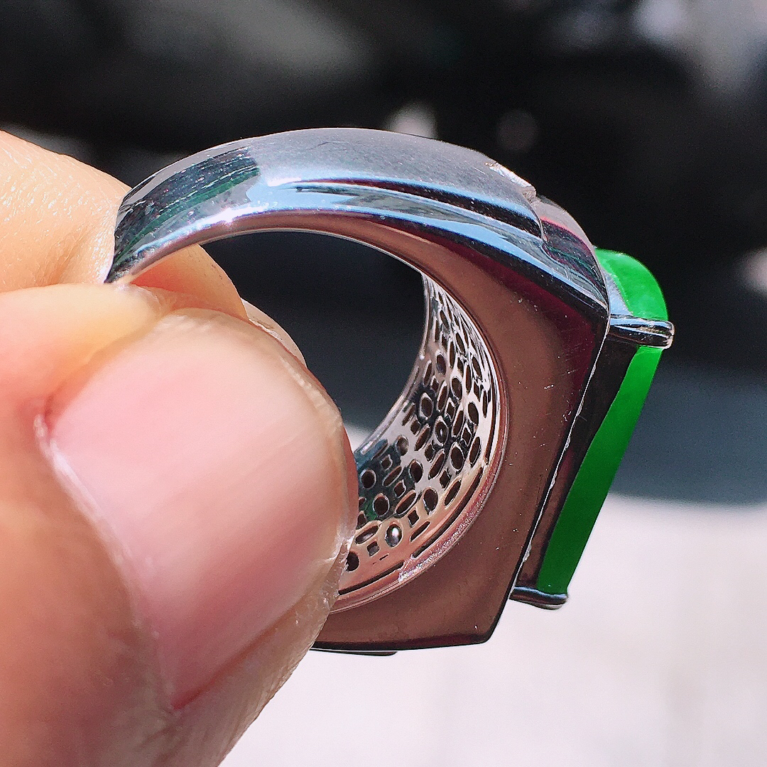 阳绿马鞍戒指，色泽均匀艳丽，玉质细腻，荧光感超
强，饱满圆润，尽显优雅气质，18k
金豪华镶嵌