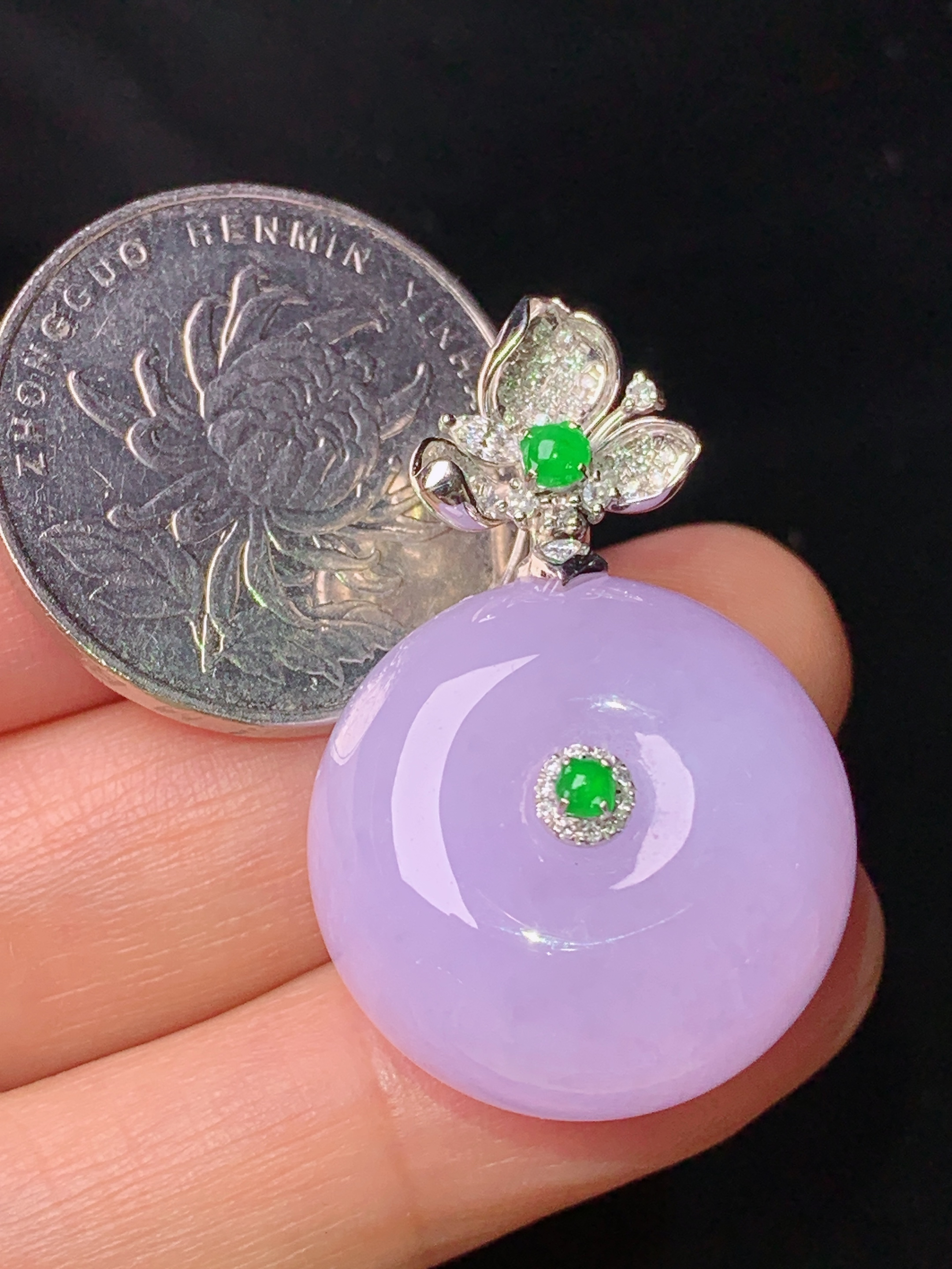 18k金钻镶嵌紫罗兰平安扣吊坠 玉质细腻 色泽艳丽清新 水润亮眼 整体尺寸34.2*22.2*13.2b1