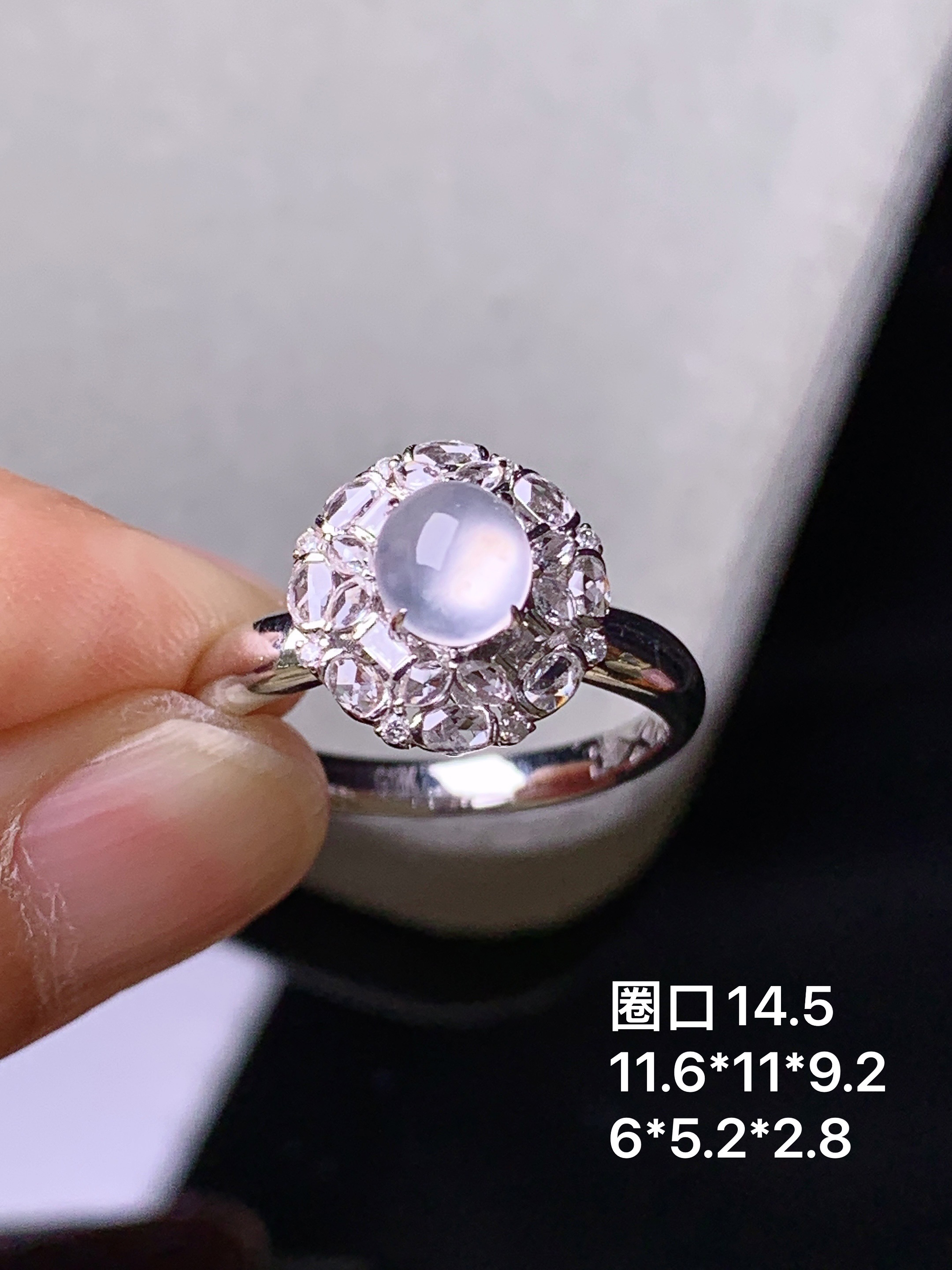 18k金钻镶嵌冰种蛋面戒指 玉质细腻 色泽艳丽清新 水润亮眼 圈口14.5 整体尺寸11.6*11*9.2m3