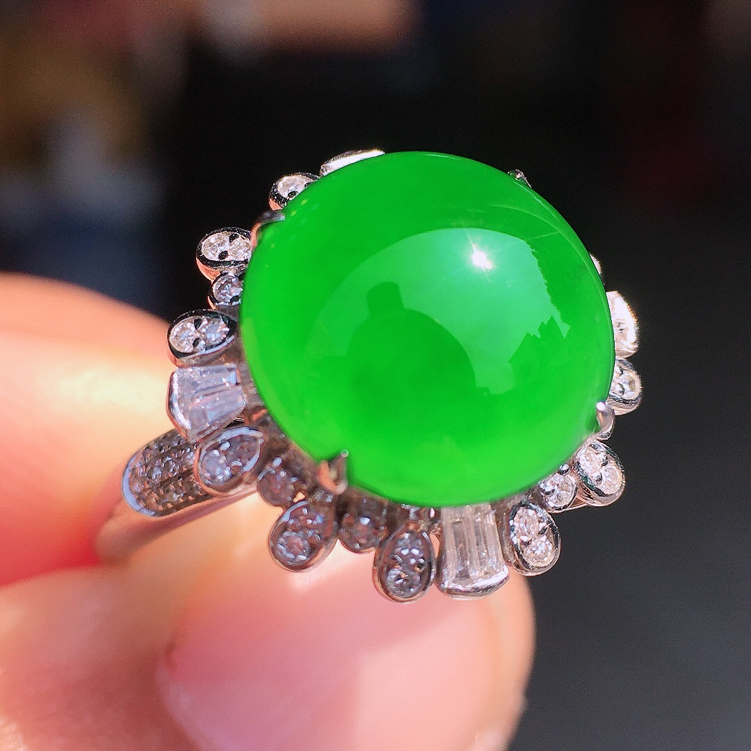 阳绿蛋面戒指，色泽均匀艳丽，玉质细腻，荧光感超
强，饱满圆润，尽显优雅气质，18k
金豪华镶嵌