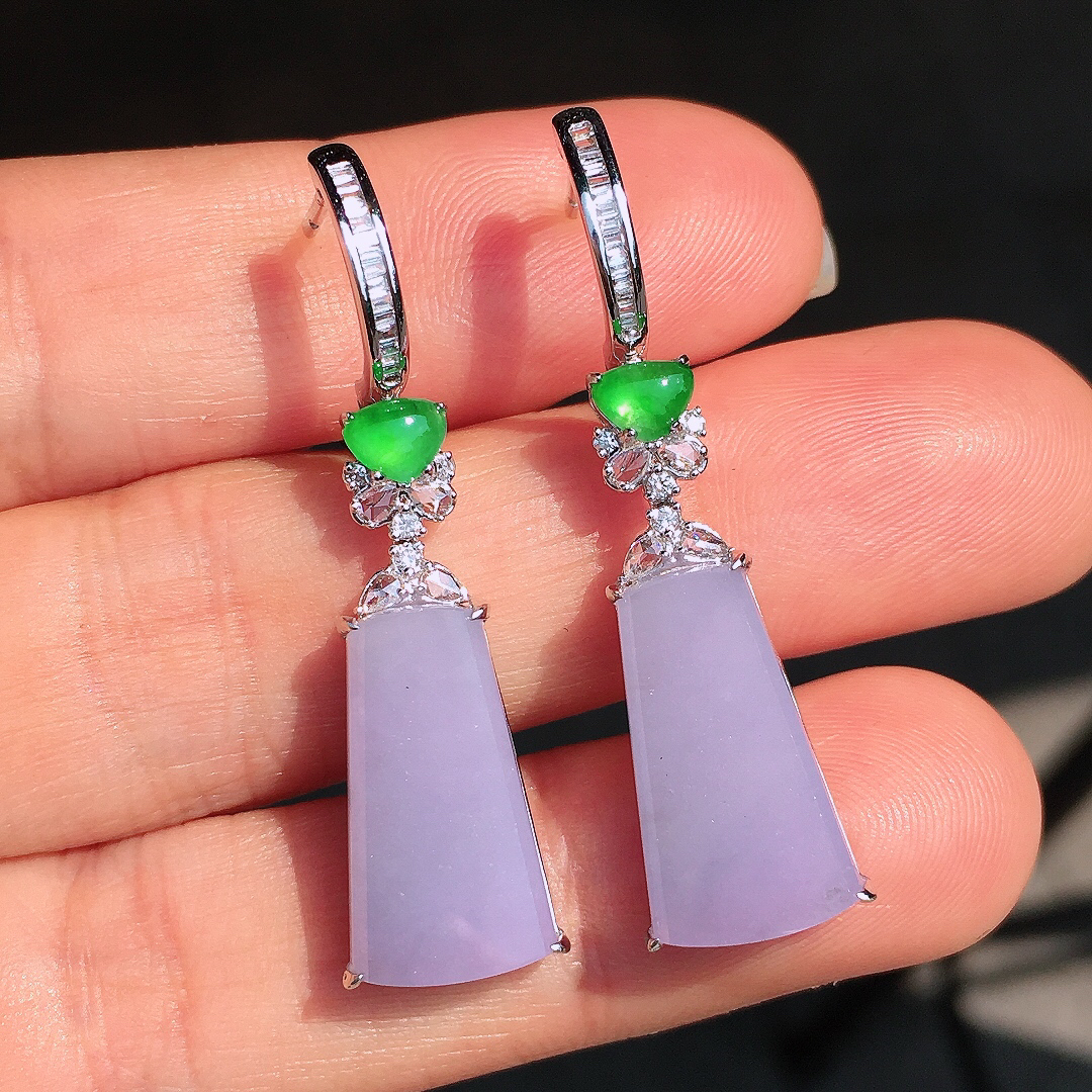 紫罗兰无事牌耳坠，色泽均匀艳丽，玉质细腻，荧光感超
强，饱满圆润，尽显优雅气质，18k
金豪华镶嵌