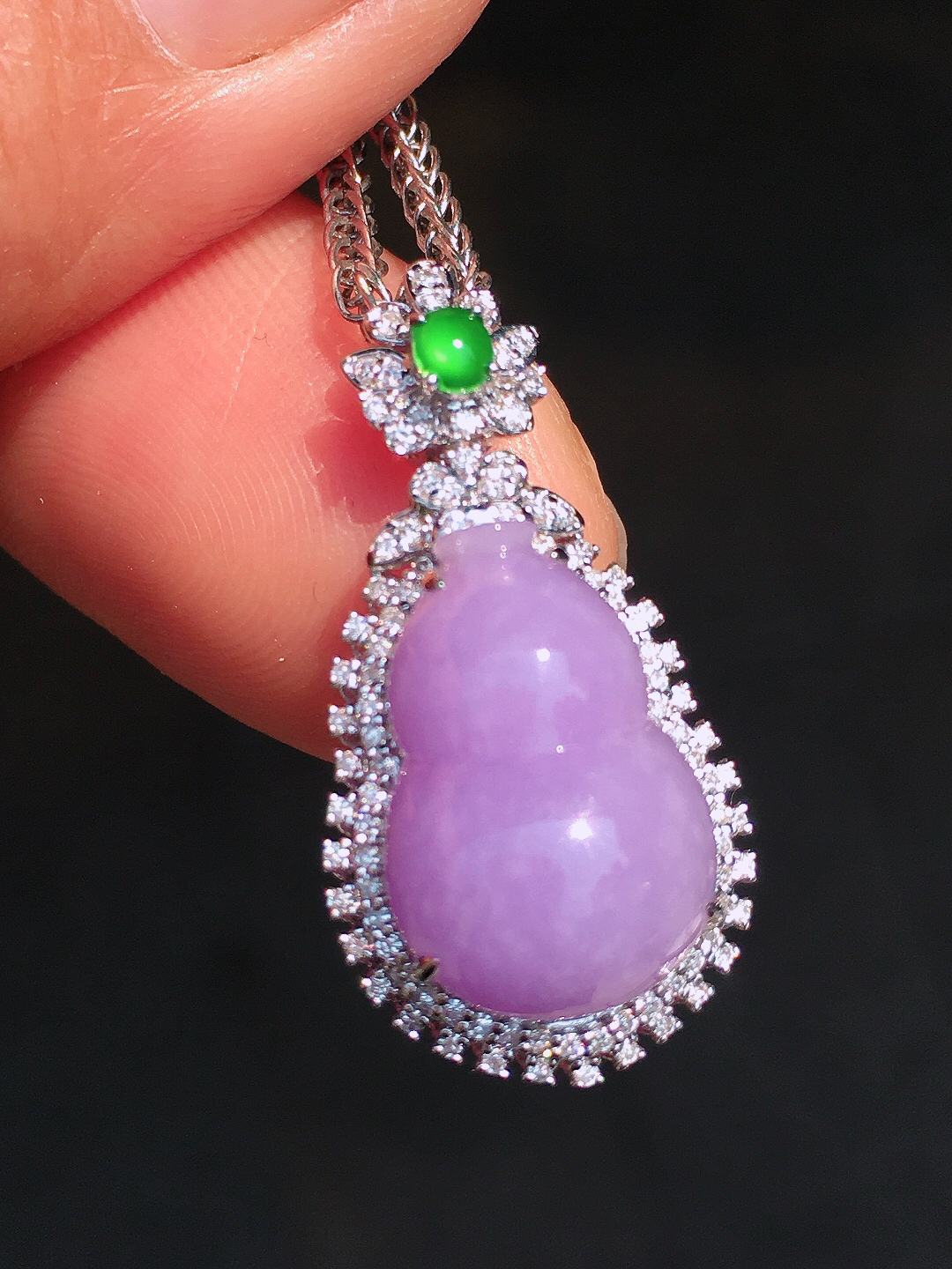 紫罗兰葫芦吊坠，色泽均匀艳丽，玉质细腻，荧光感超
强，饱满圆润，尽显优雅气质，18k
金豪华镶嵌